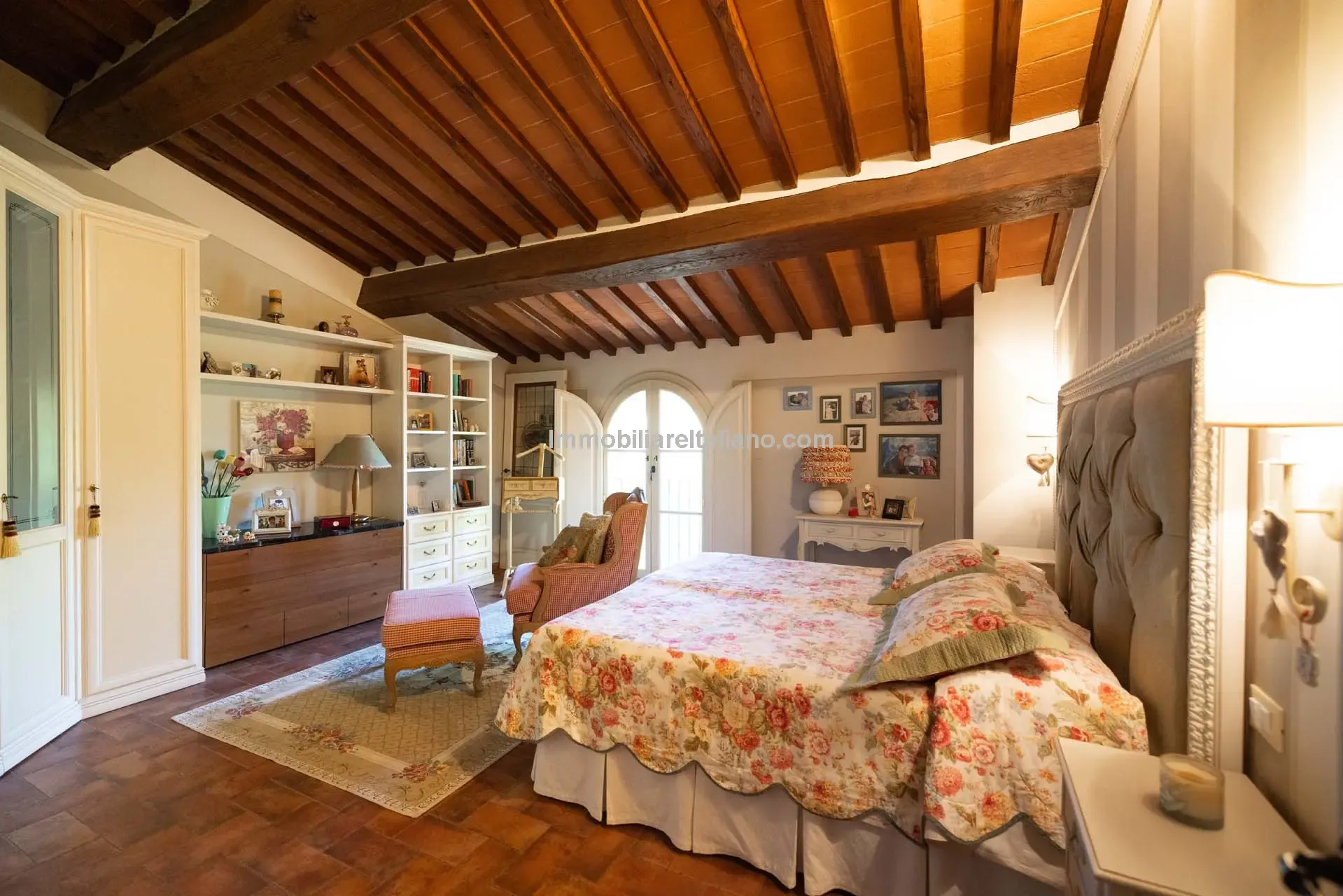 Contemporary 5-Bedroom Villa with Pool in Scenic Tuscany Near Florence - View image 33 of 63