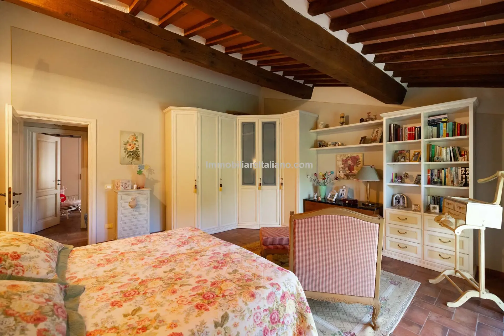 Contemporary 5-Bedroom Villa with Pool in Scenic Tuscany Near Florence - View image 34 of 63