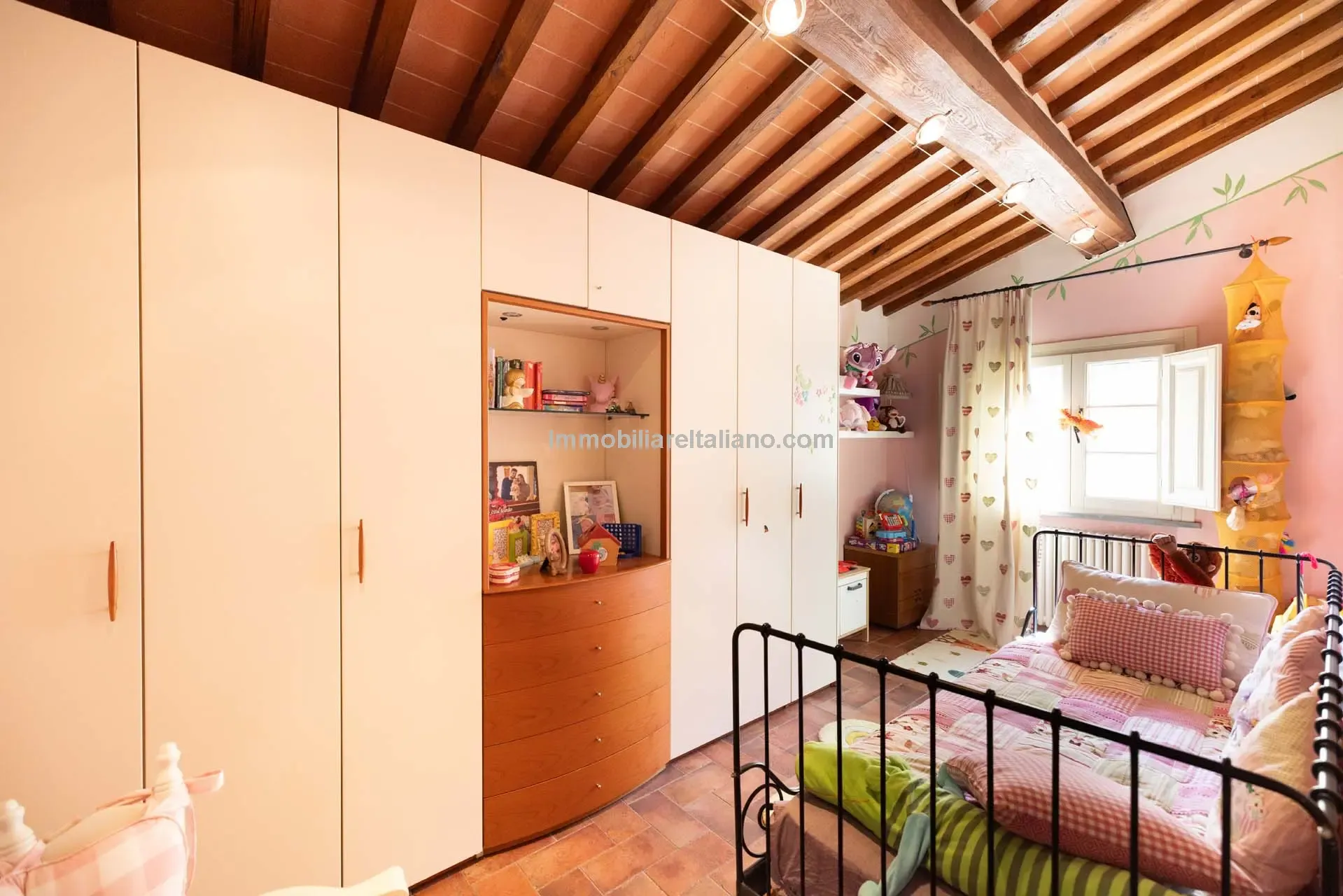 Contemporary 5-Bedroom Villa with Pool in Scenic Tuscany Near Florence - View image 35 of 63