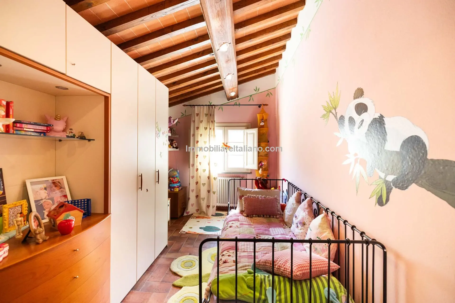 Contemporary 5-Bedroom Villa with Pool in Scenic Tuscany Near Florence - View image 36 of 63
