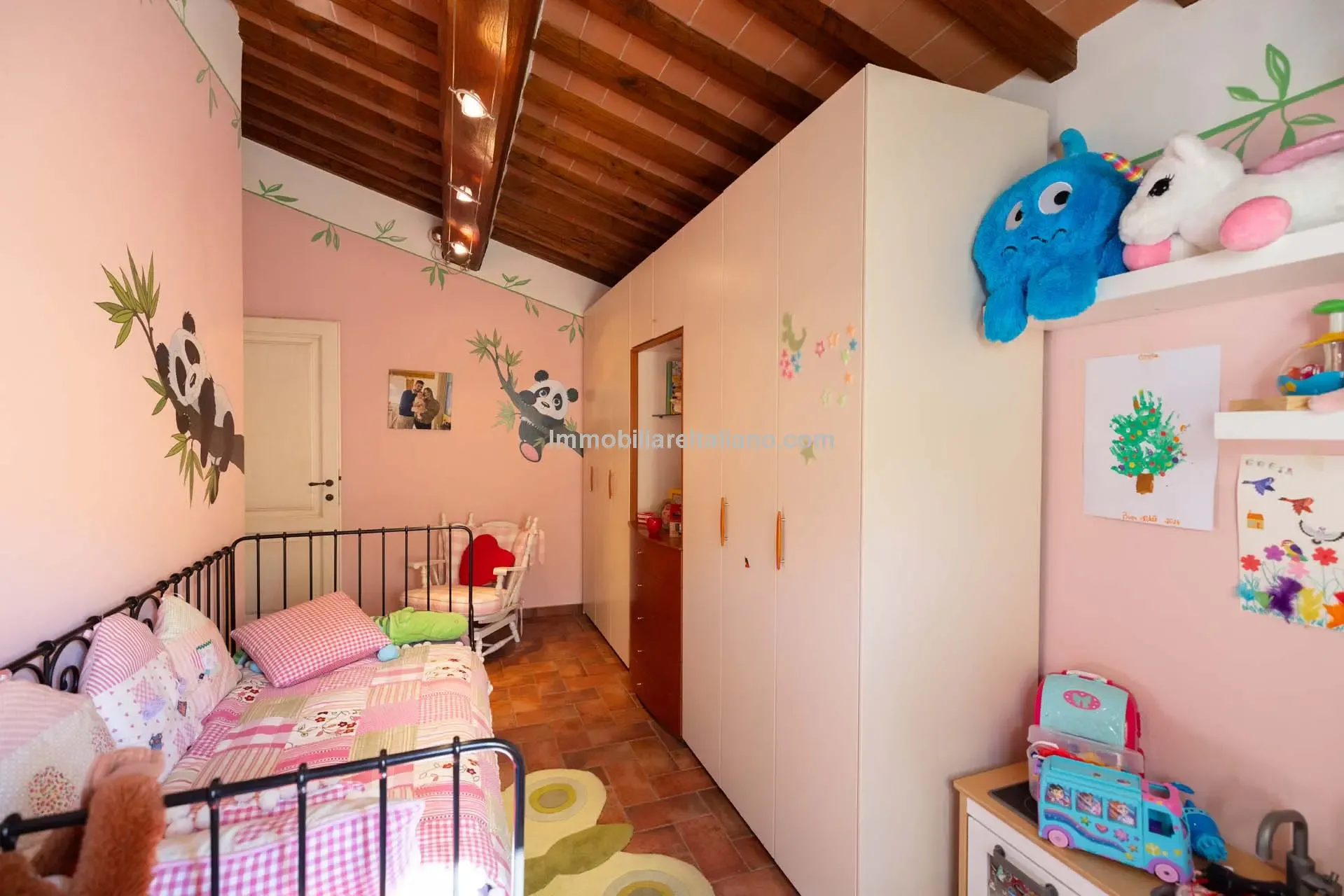 Contemporary 5-Bedroom Villa with Pool in Scenic Tuscany Near Florence - View image 37 of 63