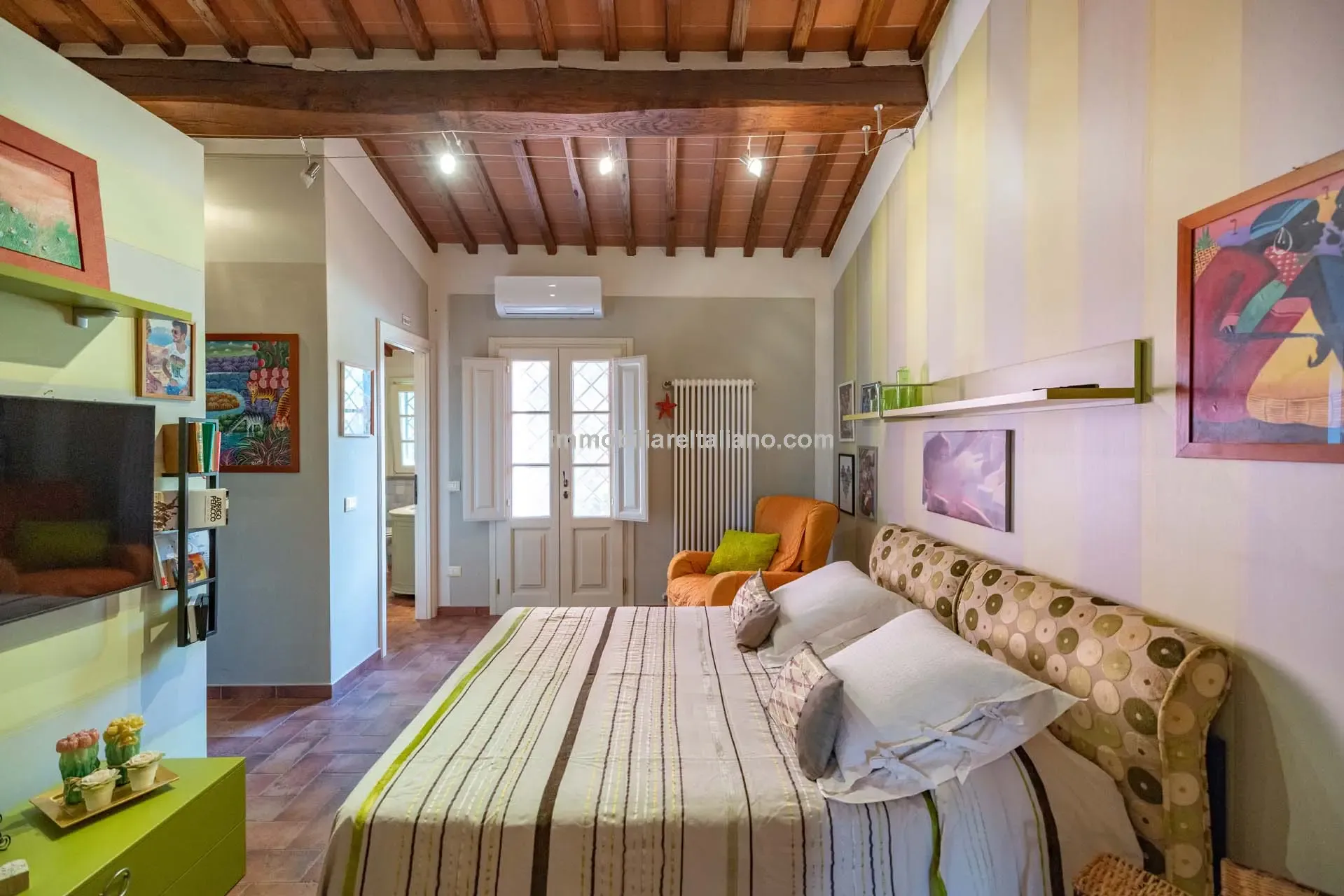 Contemporary 5-Bedroom Villa with Pool in Scenic Tuscany Near Florence - View image 38 of 63