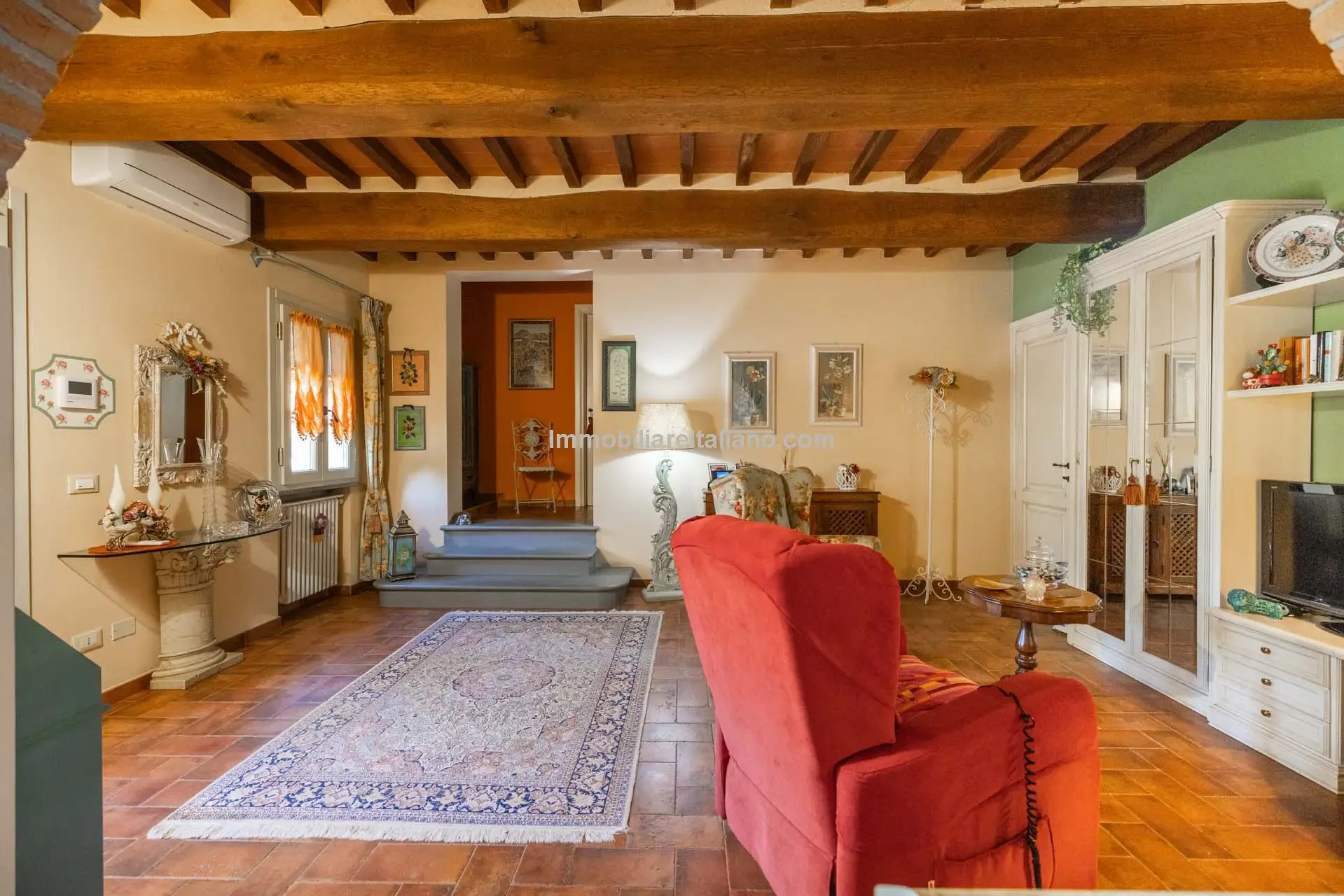 Contemporary 5-Bedroom Villa with Pool in Scenic Tuscany Near Florence - View image 46 of 63