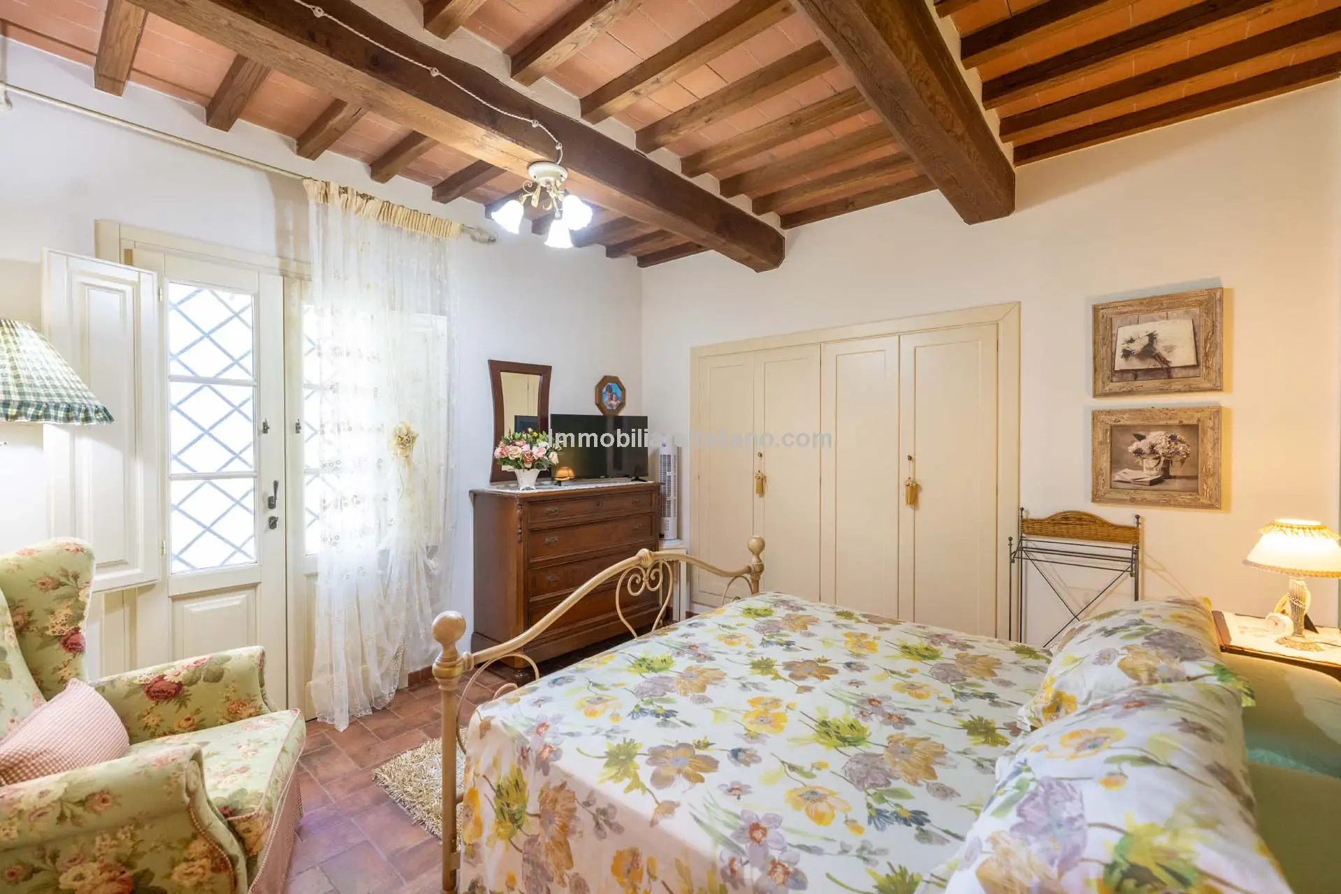 Contemporary 5-Bedroom Villa with Pool in Scenic Tuscany Near Florence - View image 49 of 63