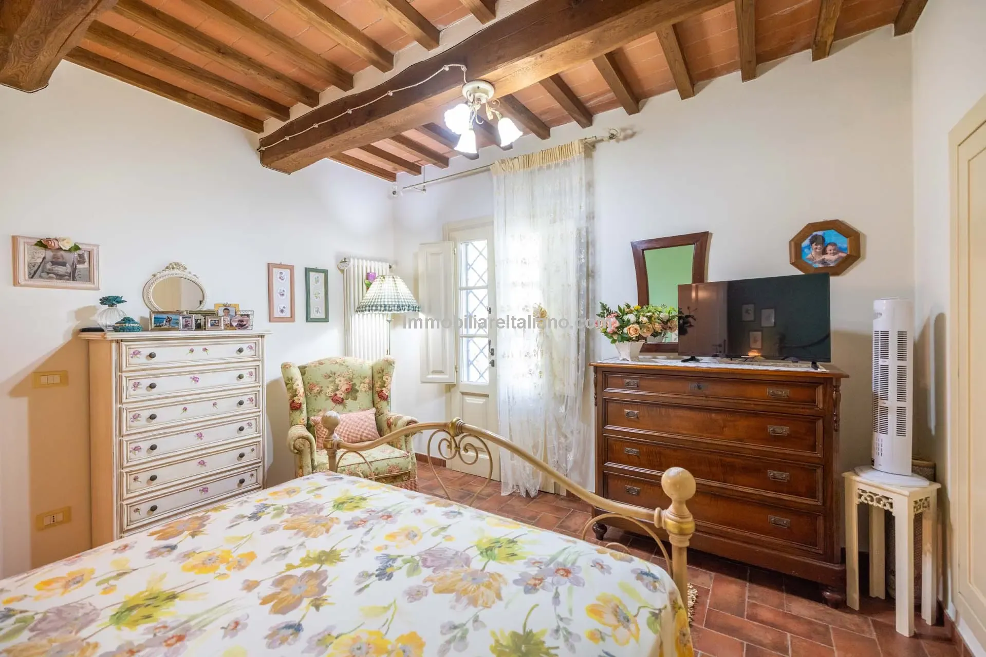 Contemporary 5-Bedroom Villa with Pool in Scenic Tuscany Near Florence - View image 50 of 63