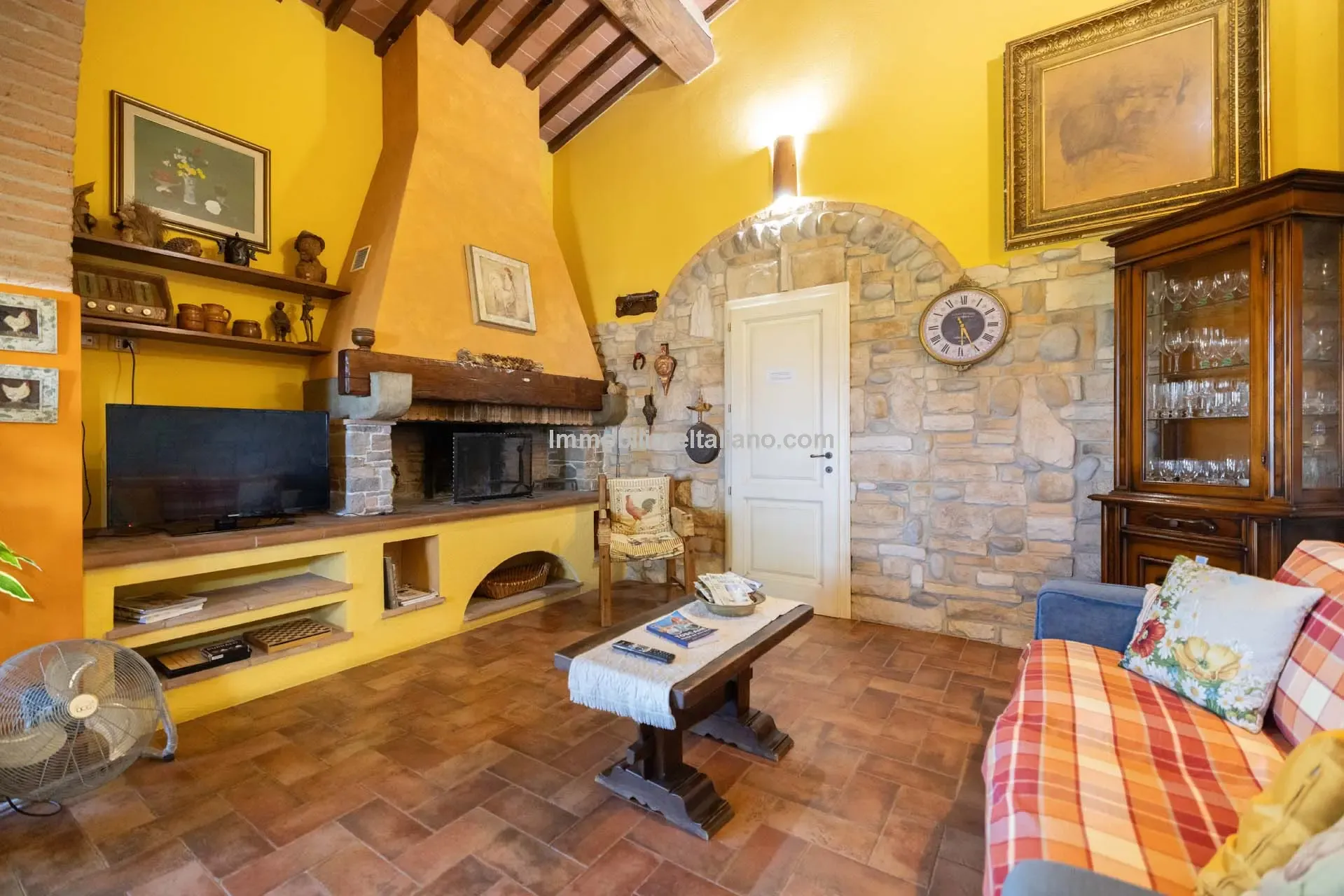 Contemporary 5-Bedroom Villa with Pool in Scenic Tuscany Near Florence - View image 62 of 63