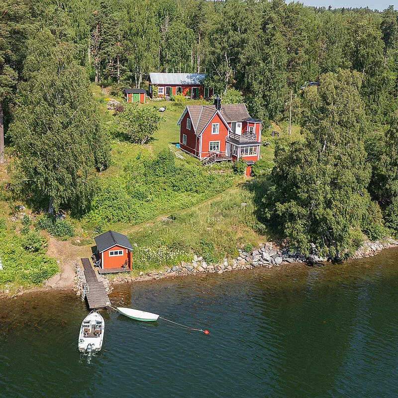 Vuodelta 1910 peräisin oleva ruotsalainen maalaistalo, jossa on laajat puutarhat ja näkymät vesistöön