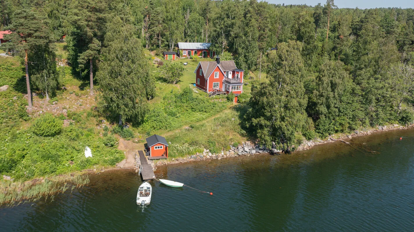 Vuodelta 1910 peräisin oleva ruotsalainen maalaistalo, jossa on laajat puutarhat ja näkymät vesistöön - Image 1