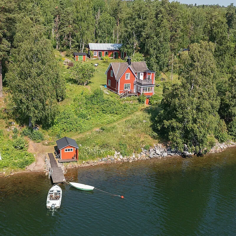 Vuodelta 1910 peräisin oleva ruotsalainen maalaistalo, jossa on laajat puutarhat ja näkymät vesistöön