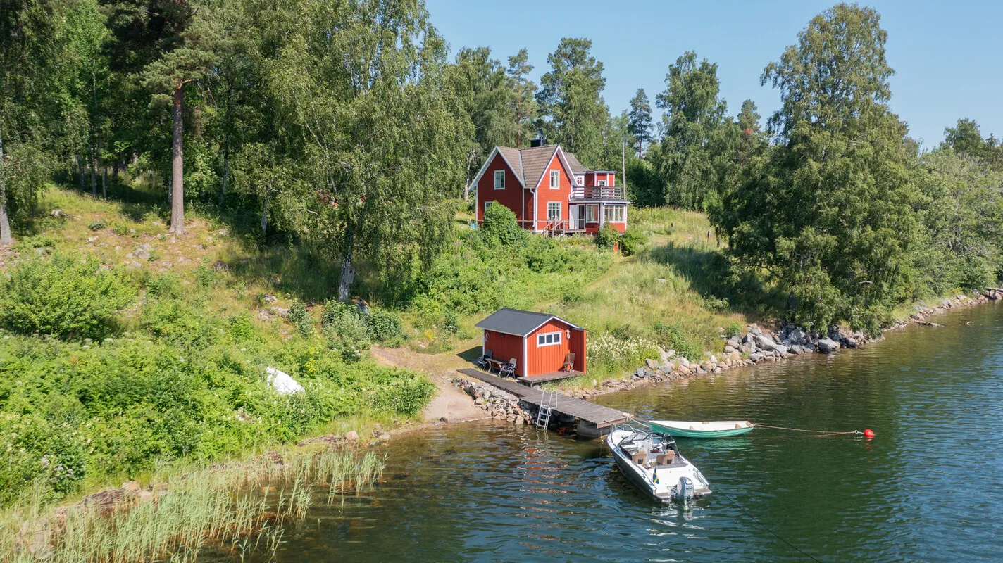 Vuodelta 1910 peräisin oleva ruotsalainen maalaistalo, jossa on laajat puutarhat ja näkymät vesistöön - Image 2