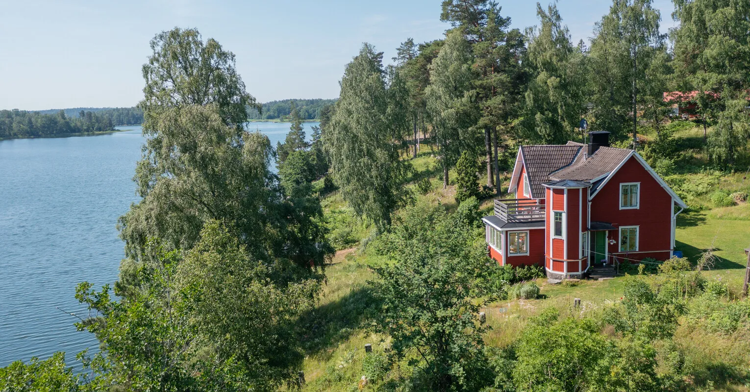 Vuodelta 1910 peräisin oleva ruotsalainen maalaistalo, jossa on laajat puutarhat ja näkymät vesistöön - Image 3
