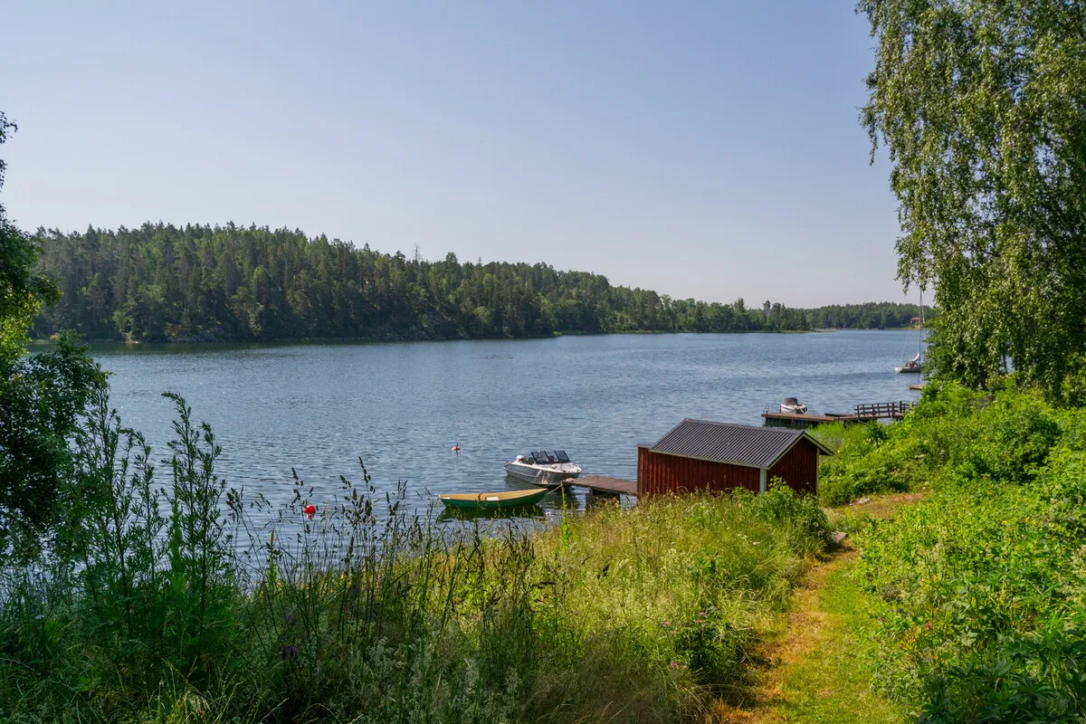 Vuodelta 1910 peräisin oleva ruotsalainen maalaistalo, jossa on laajat puutarhat ja näkymät vesistöön - Image 4