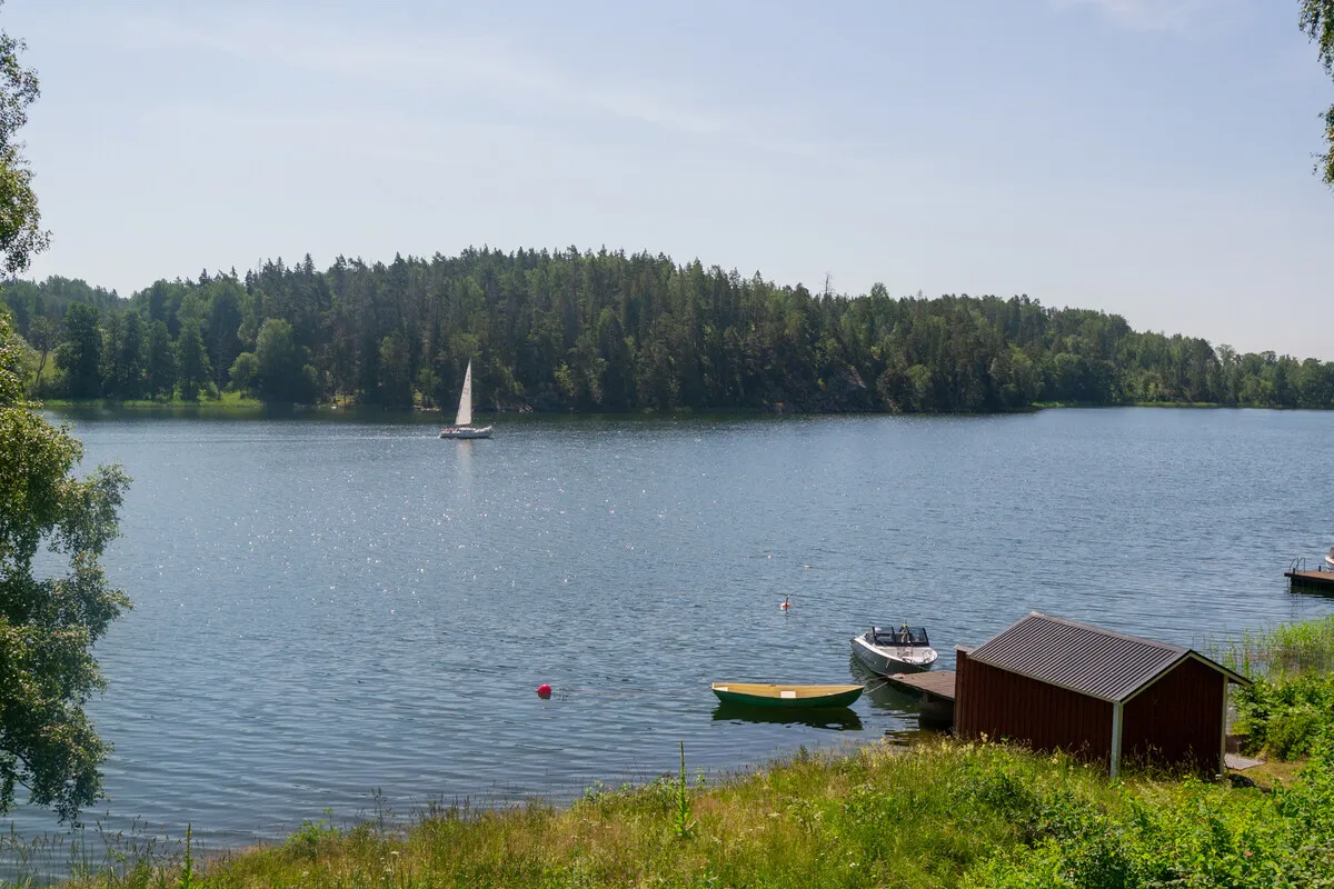 Vuodelta 1910 peräisin oleva ruotsalainen maalaistalo, jossa on laajat puutarhat ja näkymät vesistöön - Näytä kuva 31 / 48