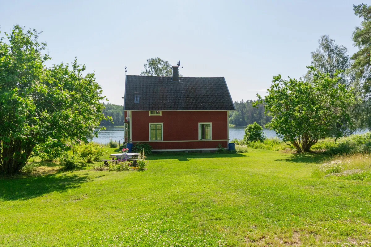 Vuodelta 1910 peräisin oleva ruotsalainen maalaistalo, jossa on laajat puutarhat ja näkymät vesistöön - Näytä kuva 32 / 48