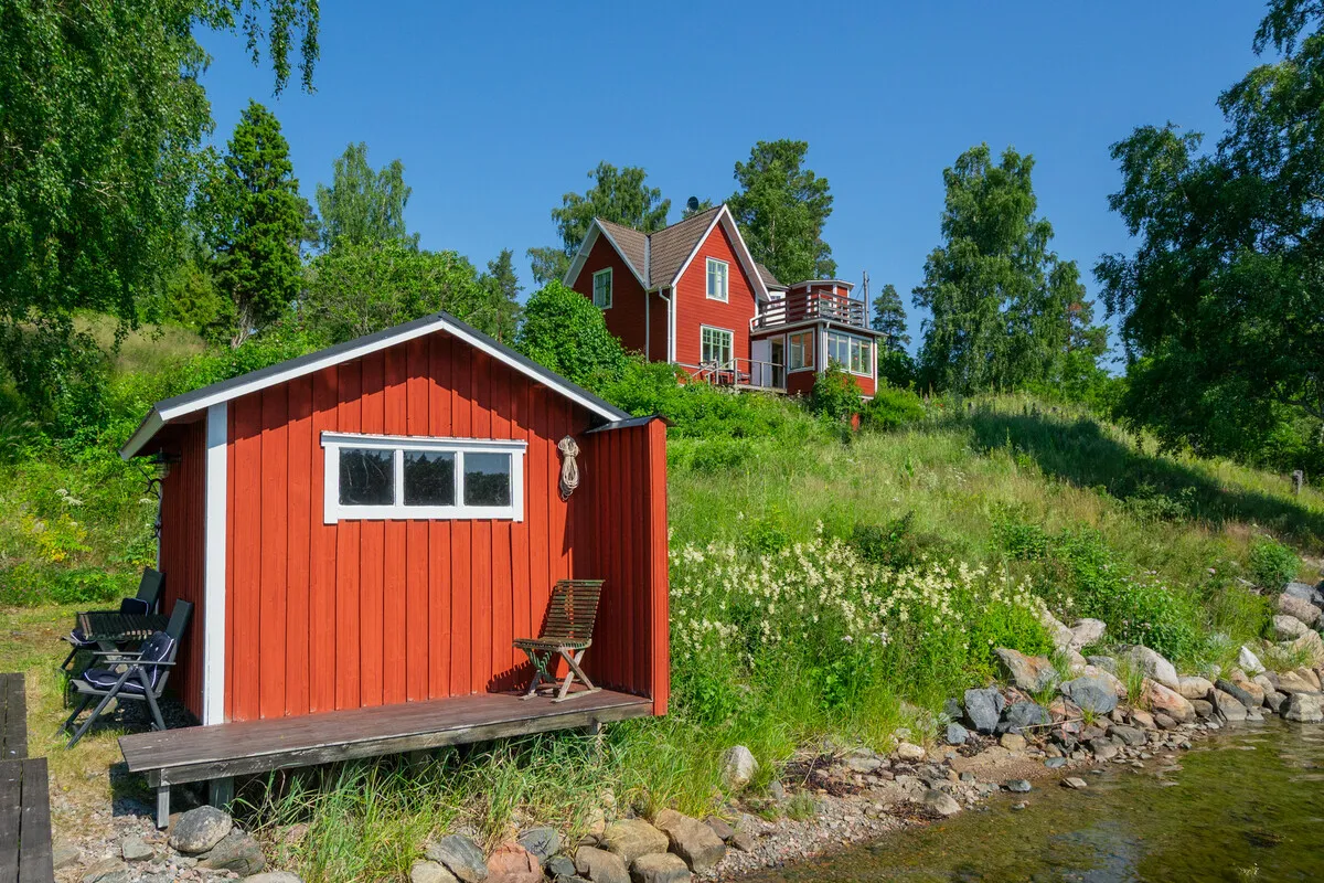Vuodelta 1910 peräisin oleva ruotsalainen maalaistalo, jossa on laajat puutarhat ja näkymät vesistöön - Näytä kuva 34 / 48