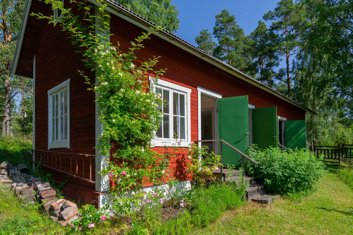 Vuodelta 1910 peräisin oleva ruotsalainen maalaistalo, jossa on laajat puutarhat ja näkymät vesistöön - Näytä kuva 37 / 48