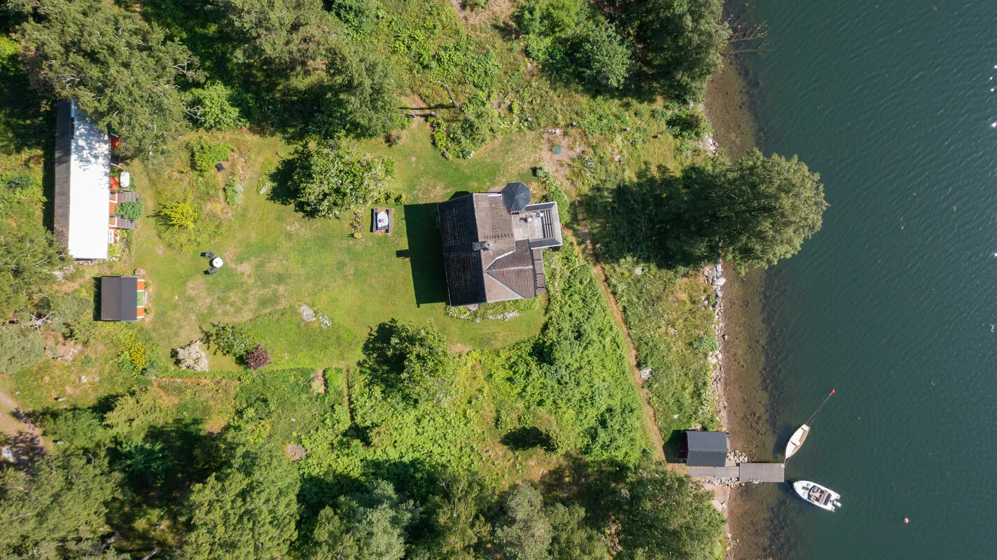 Vuodelta 1910 peräisin oleva ruotsalainen maalaistalo, jossa on laajat puutarhat ja näkymät vesistöön - Näytä kuva 41 / 48