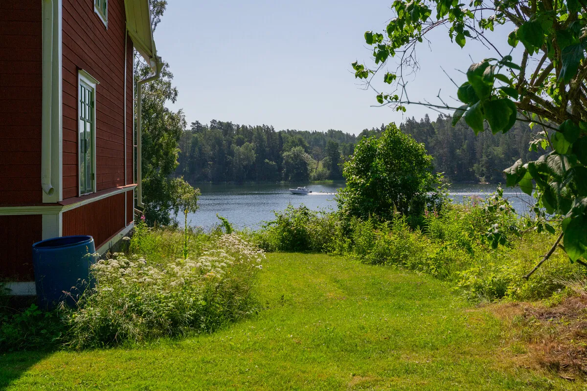 Vuodelta 1910 peräisin oleva ruotsalainen maalaistalo, jossa on laajat puutarhat ja näkymät vesistöön - Näytä kuva 42 / 48