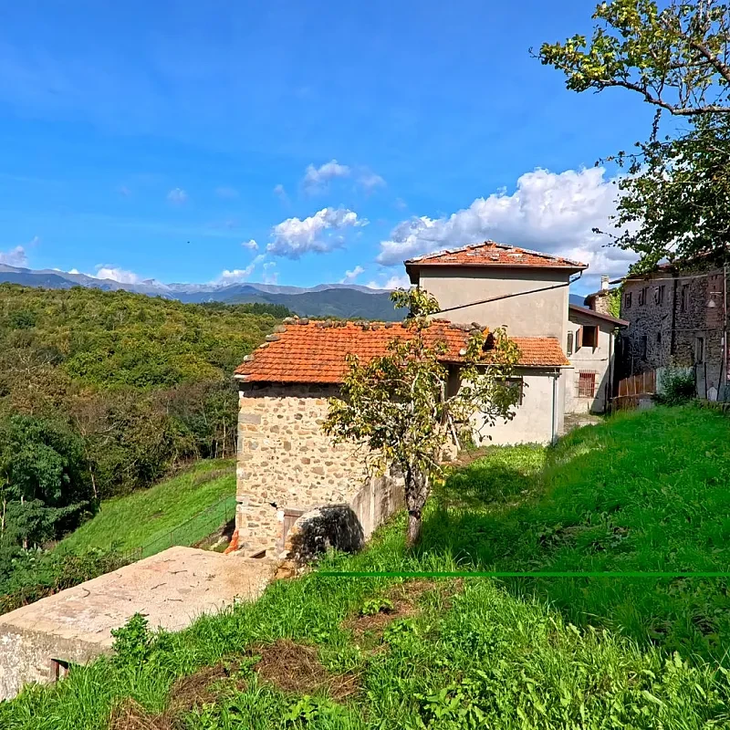 landhus med 4 soveværelser og stor grund i Garfagnana, Toscana