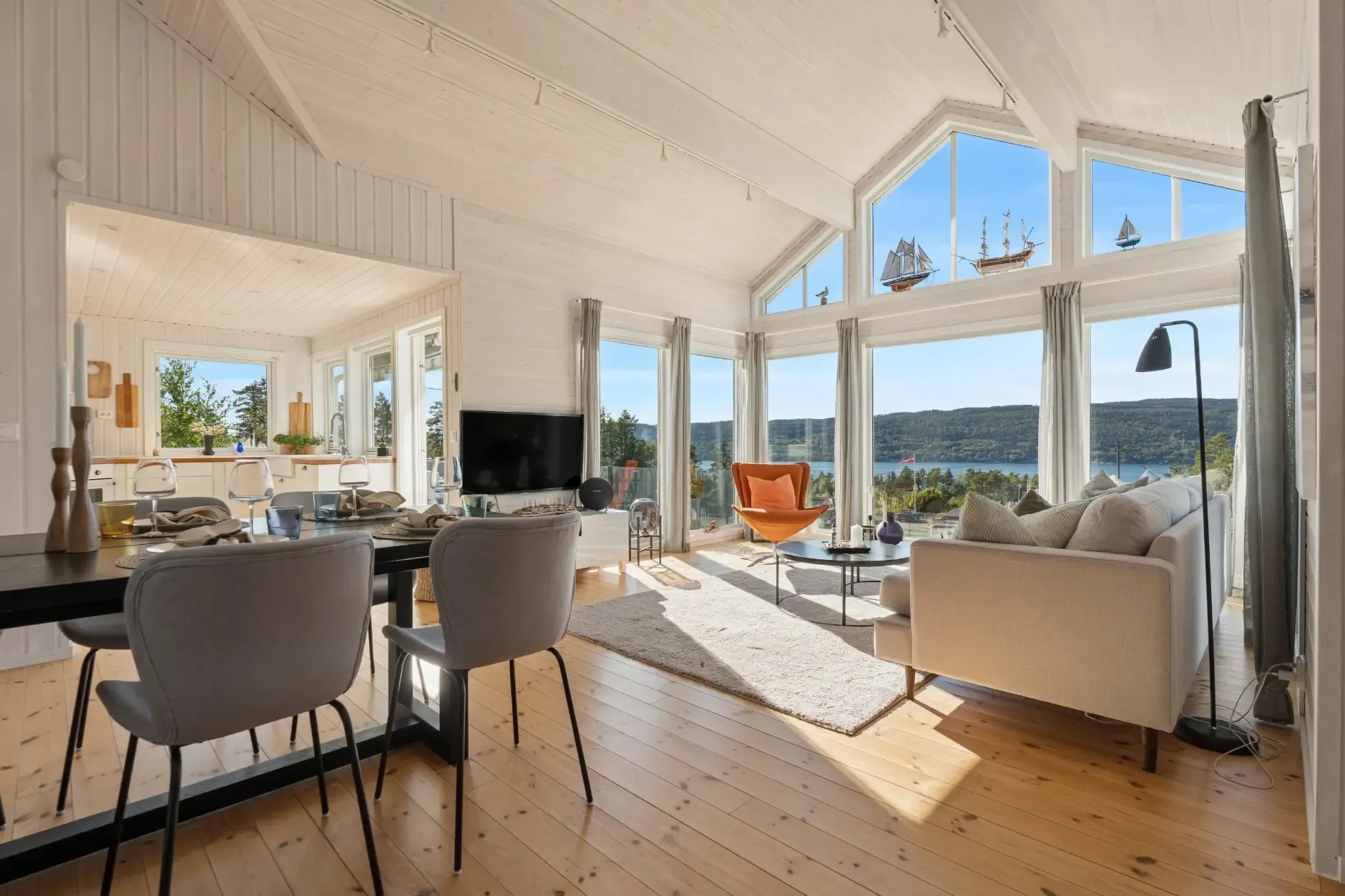 Contemporary 3-Bedroom Country House with Fjord Views in Drøbak, Norway - View image 13 of 44