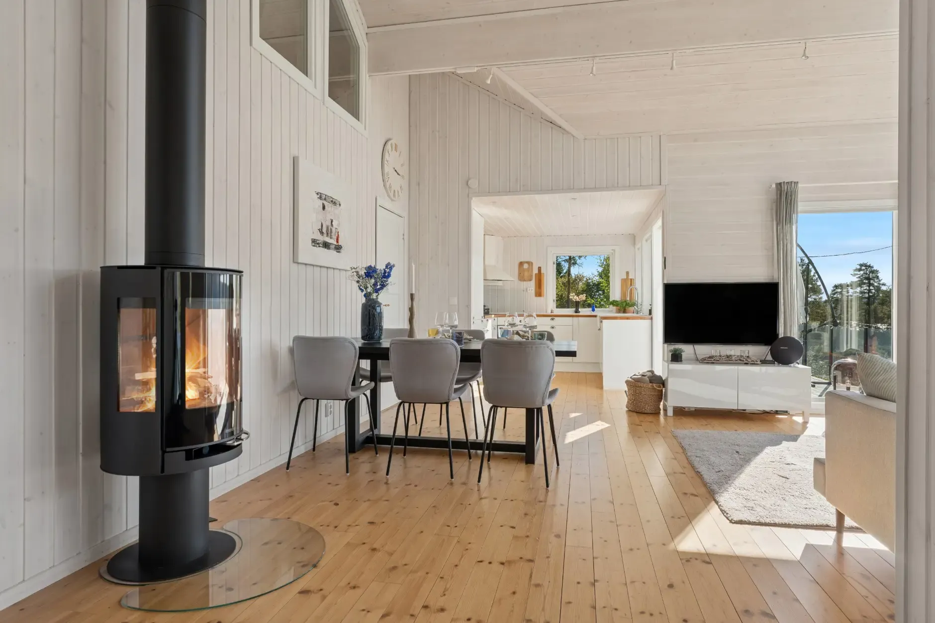 Contemporary 3-Bedroom Country House with Fjord Views in Drøbak, Norway - View image 14 of 44