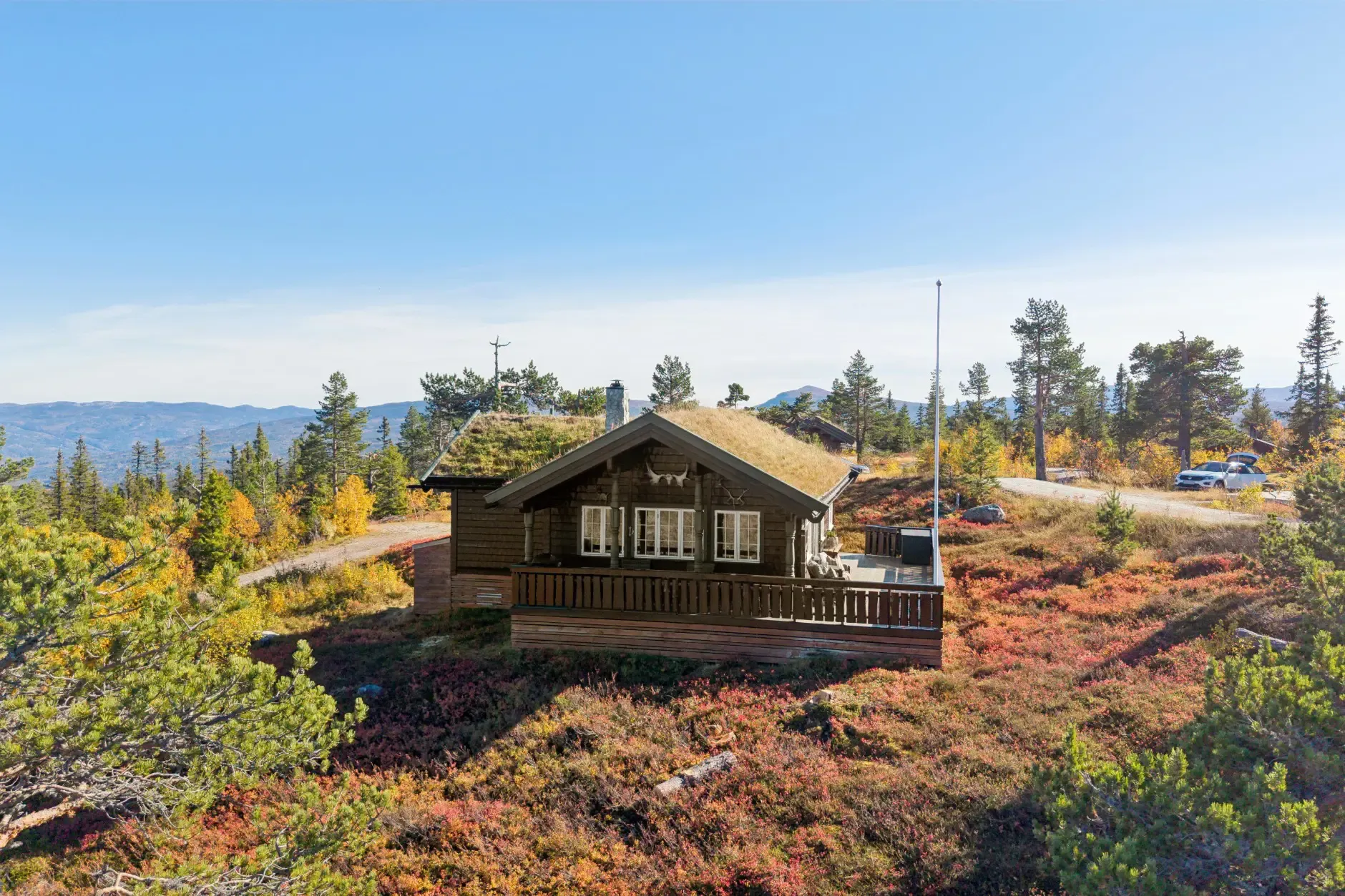 Norwegian Country House with Terrace and Mountain Views - Image 3