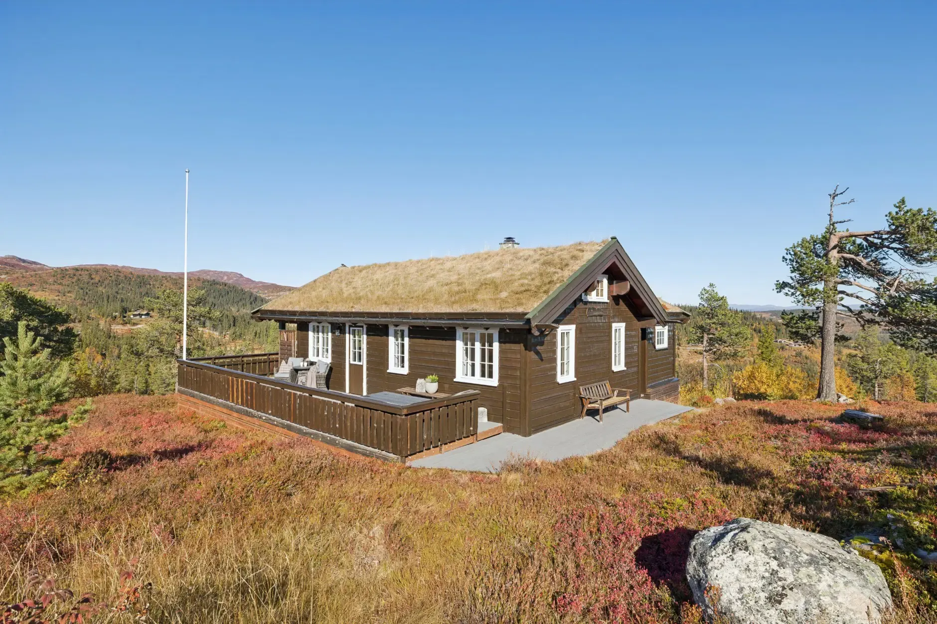 Norwegian Country House with Terrace and Mountain Views - Image 4