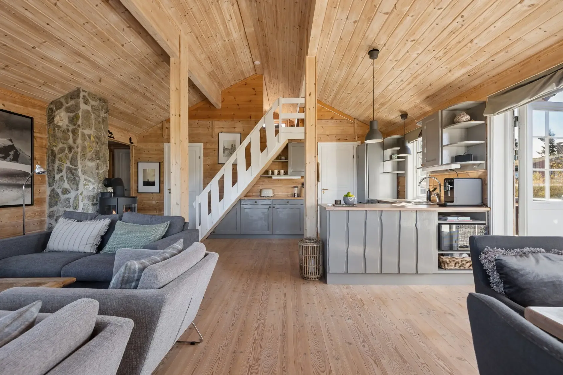 Norwegian Country House with Terrace and Mountain Views - View image 10 of 31