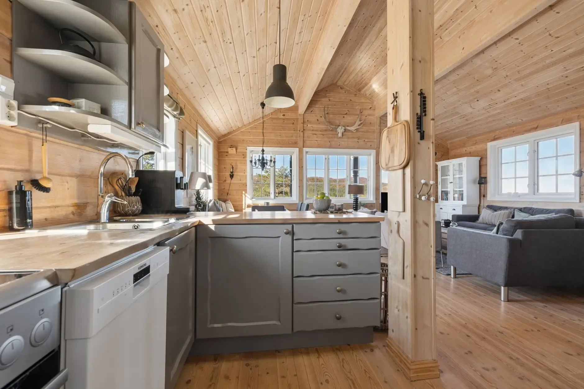 Norwegian Country House with Terrace and Mountain Views - View image 20 of 31