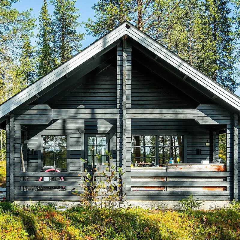 Chalet finlandais des années 1990, situé sur un vaste terrain au bord d'un lac paisible près de Kuusamo