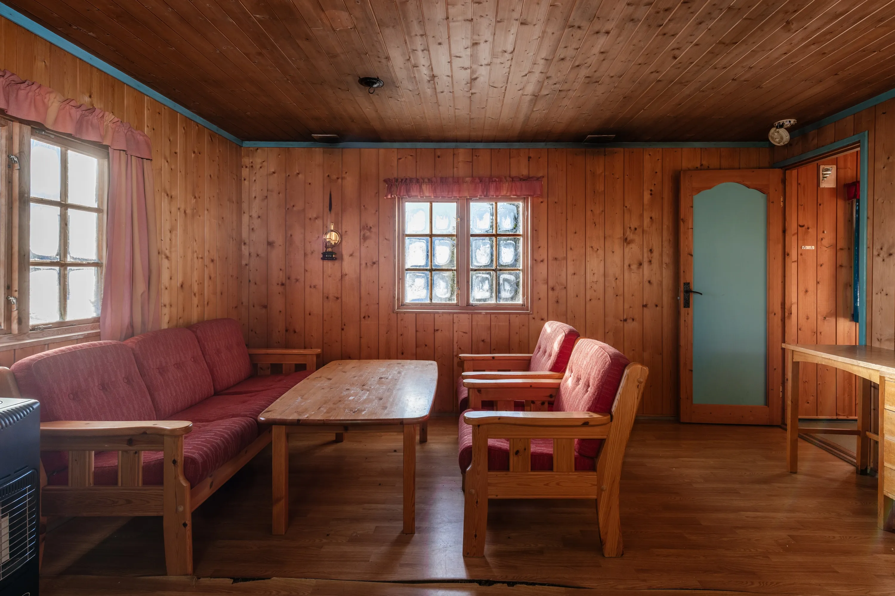 1970s Cabin with Wood Heating Near Nesbyen's Scenic Trails - View image 11 of 23