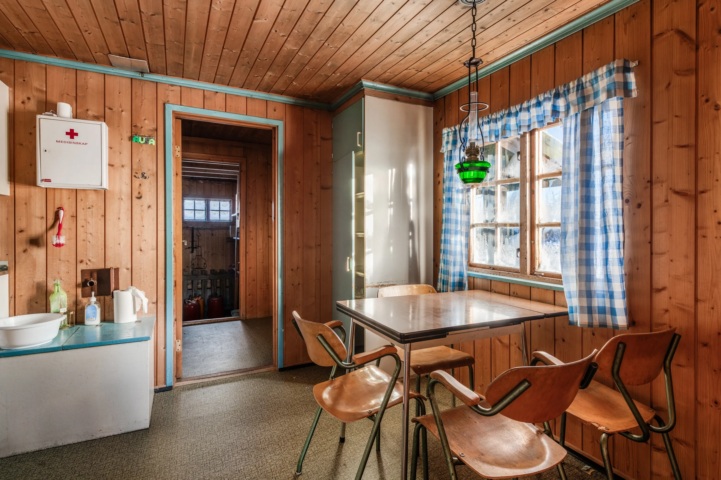 1970s Cabin with Wood Heating Near Nesbyen's Scenic Trails - View image 12 of 23