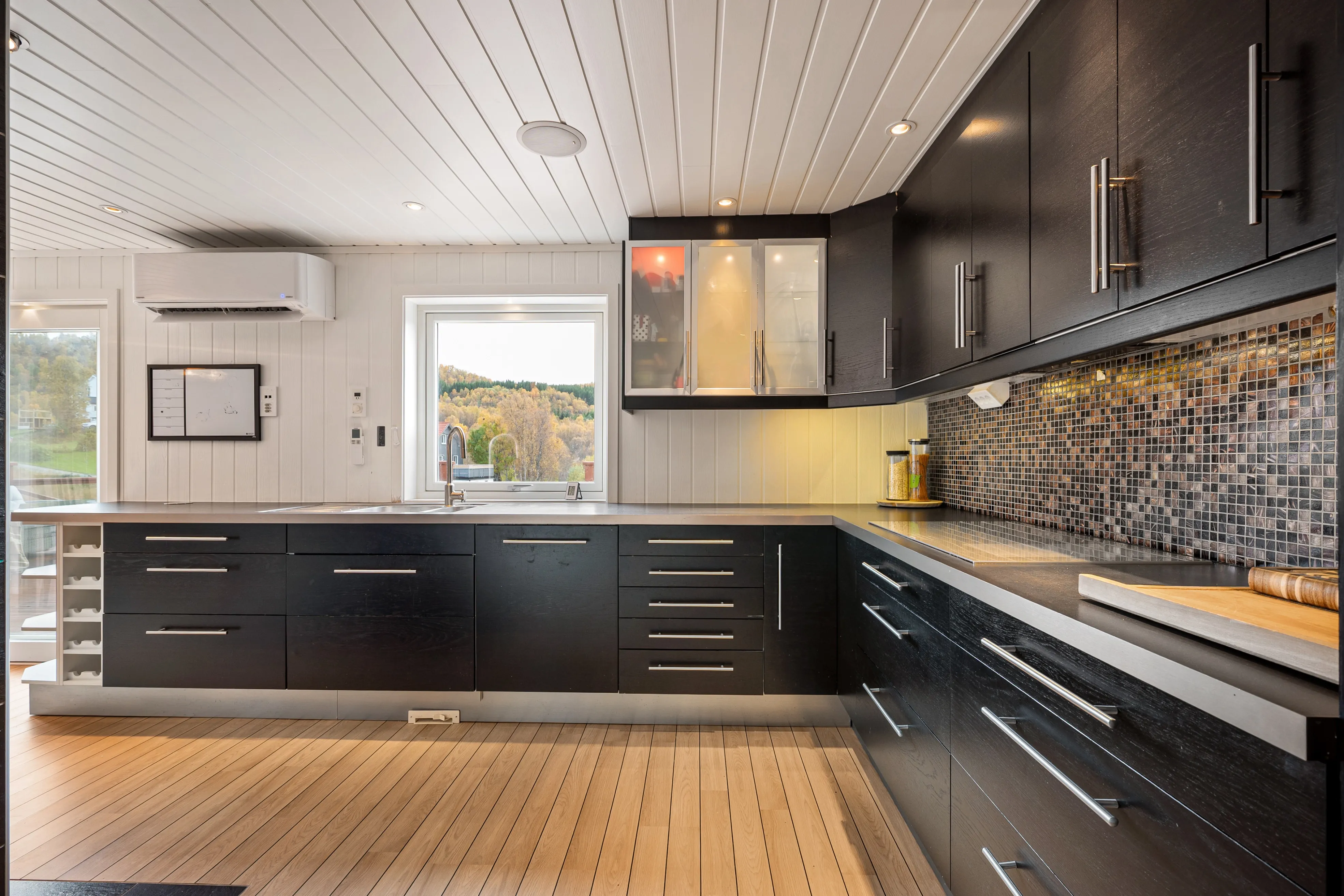 1930s Kilbotn House with Expansive Grounds and Sea Views - View image 12 of 46