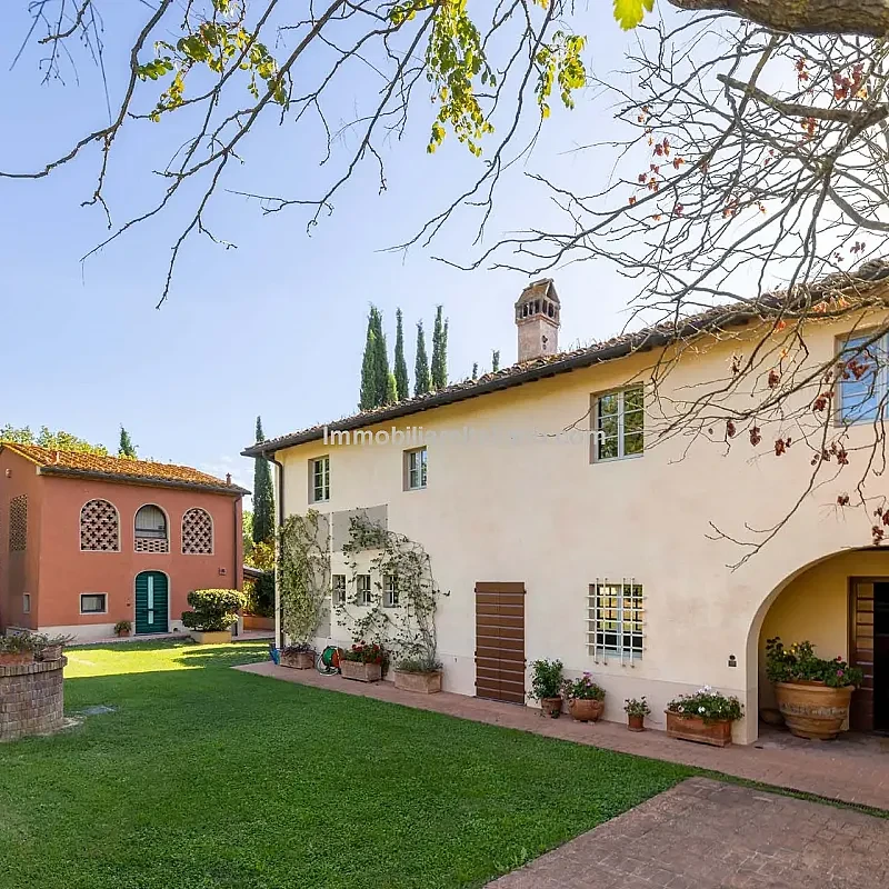 Romslig landsted med 5 soverom og hager i nærheten av Vinci, Toscana