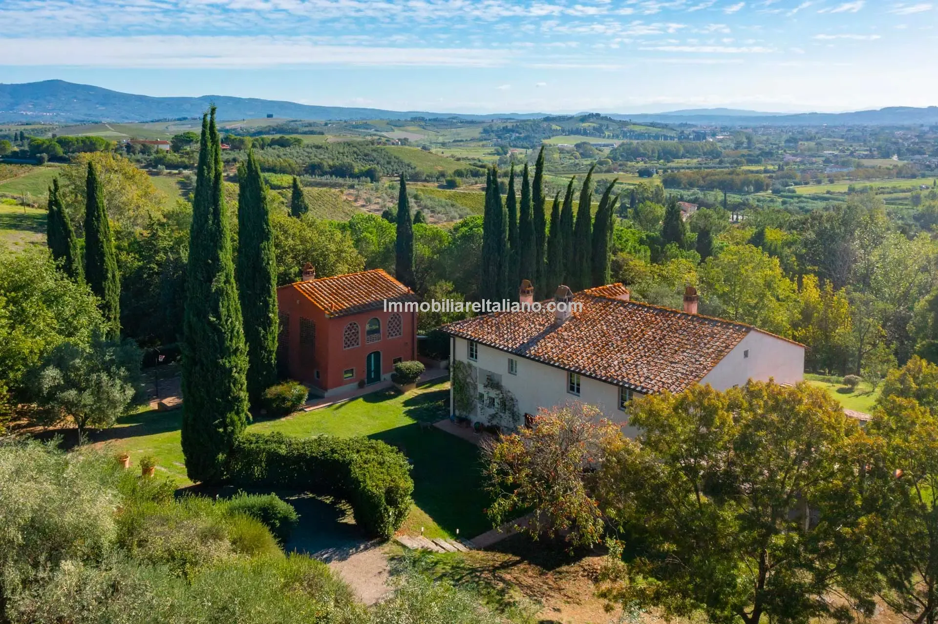 Expansive 5-Bedroom Country House with Gardens Near Vinci, Tuscany - Image 2