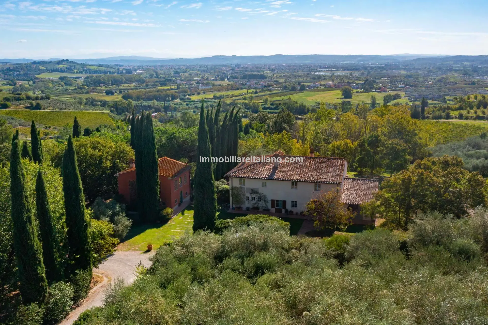 Expansive 5-Bedroom Country House with Gardens Near Vinci, Tuscany - Image 3