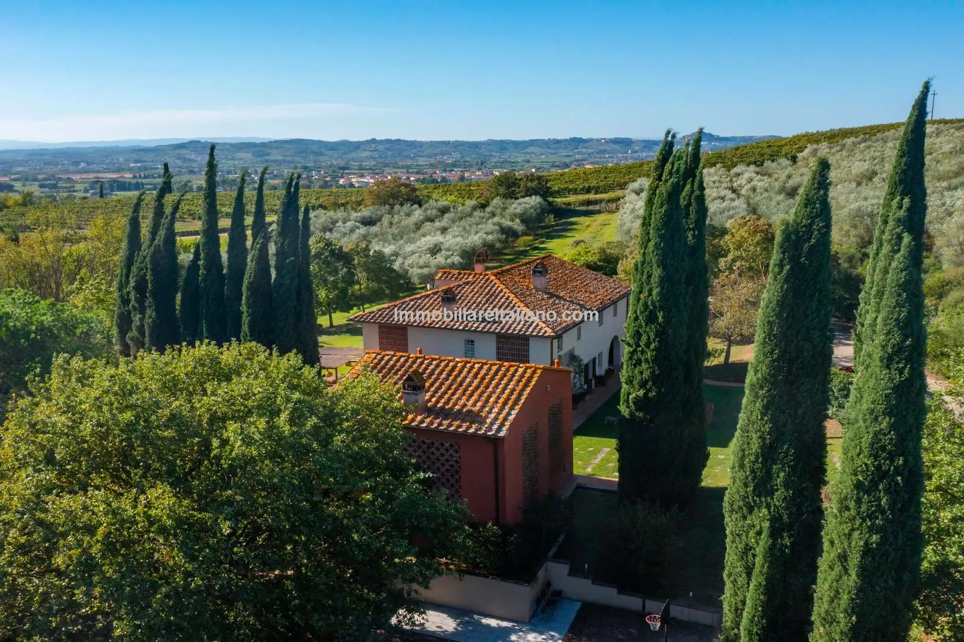 Expansive 5-Bedroom Country House with Gardens Near Vinci, Tuscany - Image 4