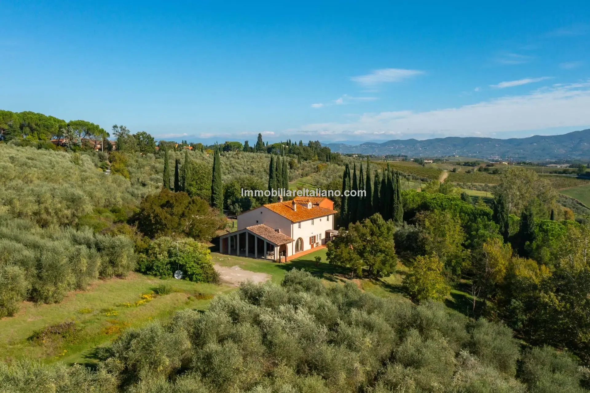 Expansive 5-Bedroom Country House with Gardens Near Vinci, Tuscany - Image 5