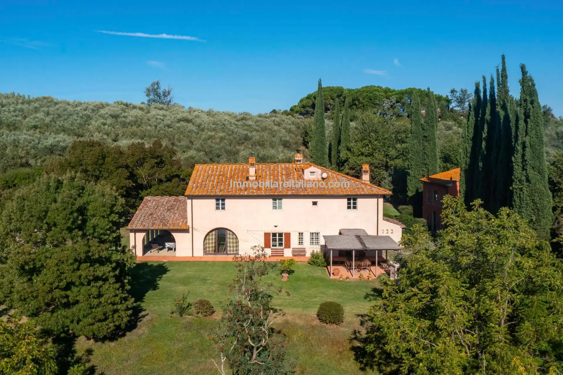 Expansive 5-Bedroom Country House with Gardens Near Vinci, Tuscany - View image 6 of 52