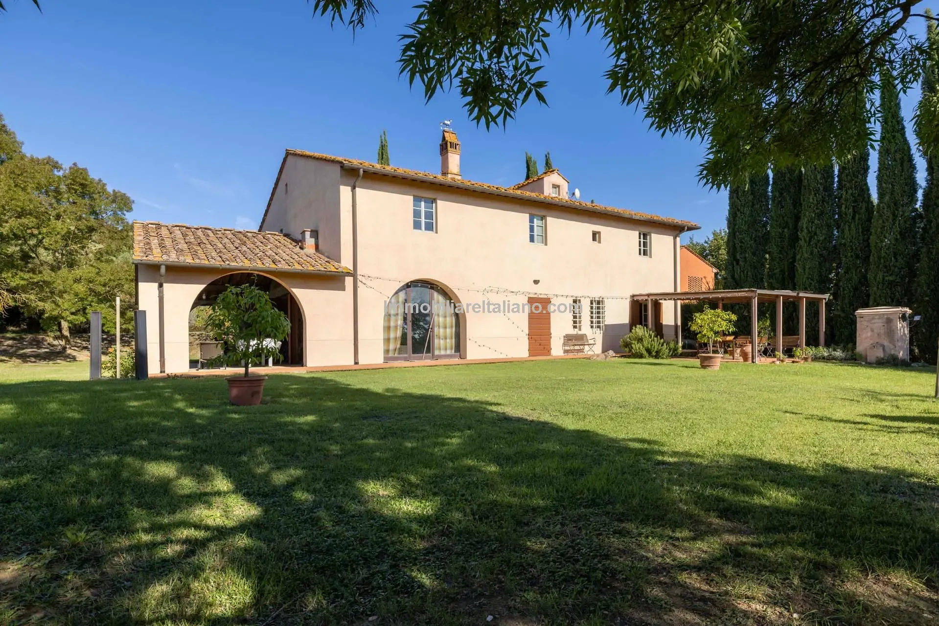 Expansive 5-Bedroom Country House with Gardens Near Vinci, Tuscany - View image 7 of 52