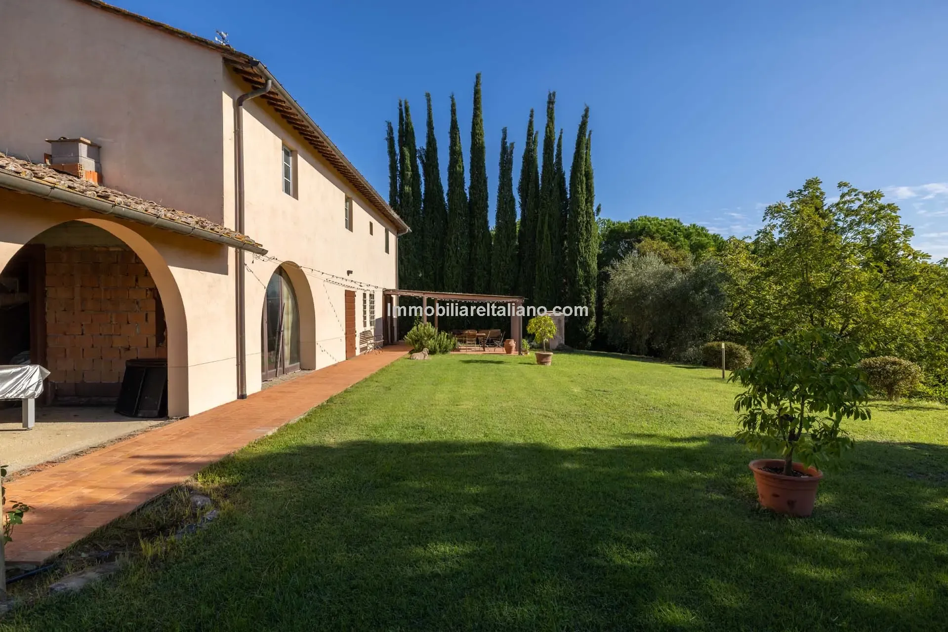 Expansive 5-Bedroom Country House with Gardens Near Vinci, Tuscany - View image 8 of 52
