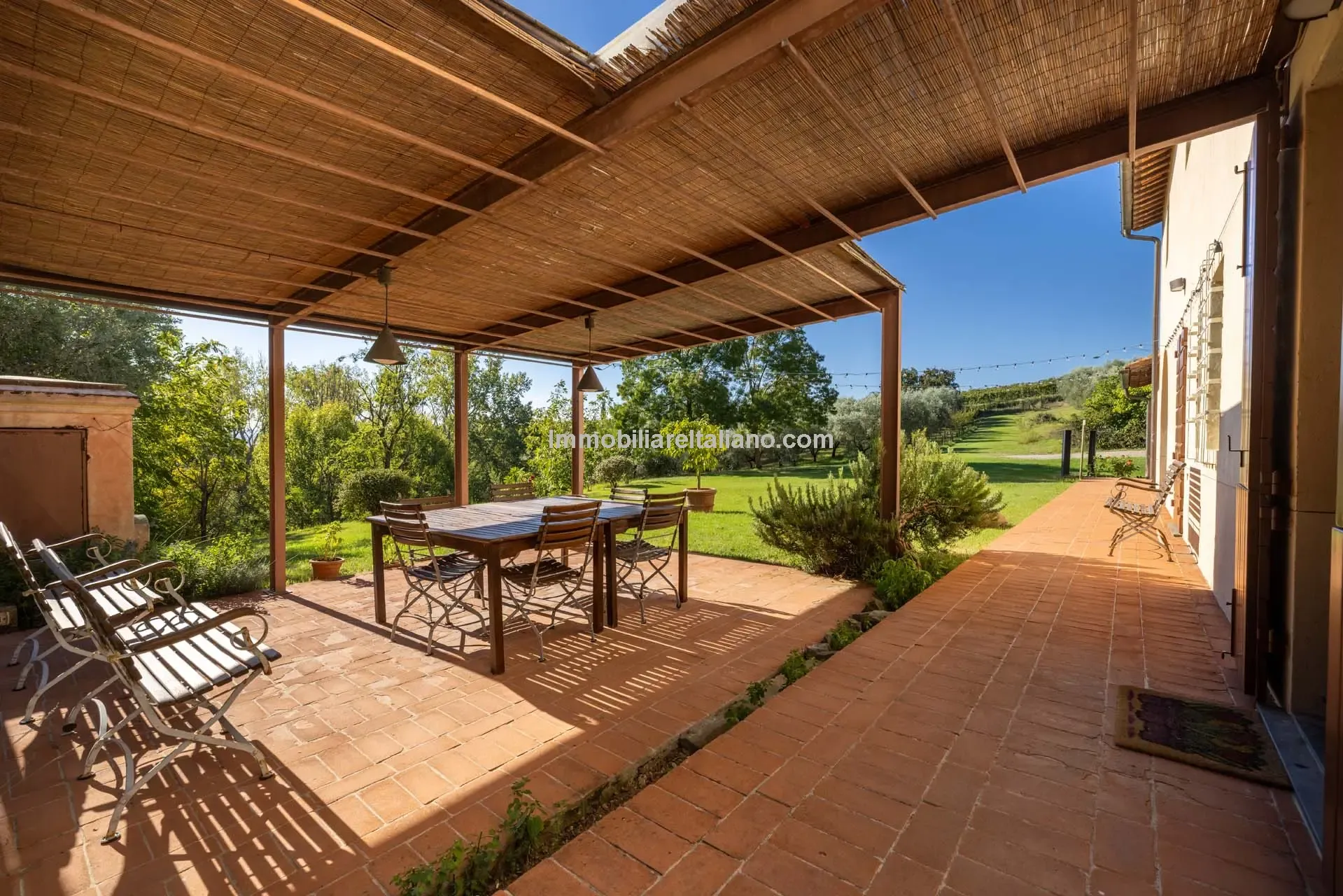 Expansive 5-Bedroom Country House with Gardens Near Vinci, Tuscany - View image 9 of 52