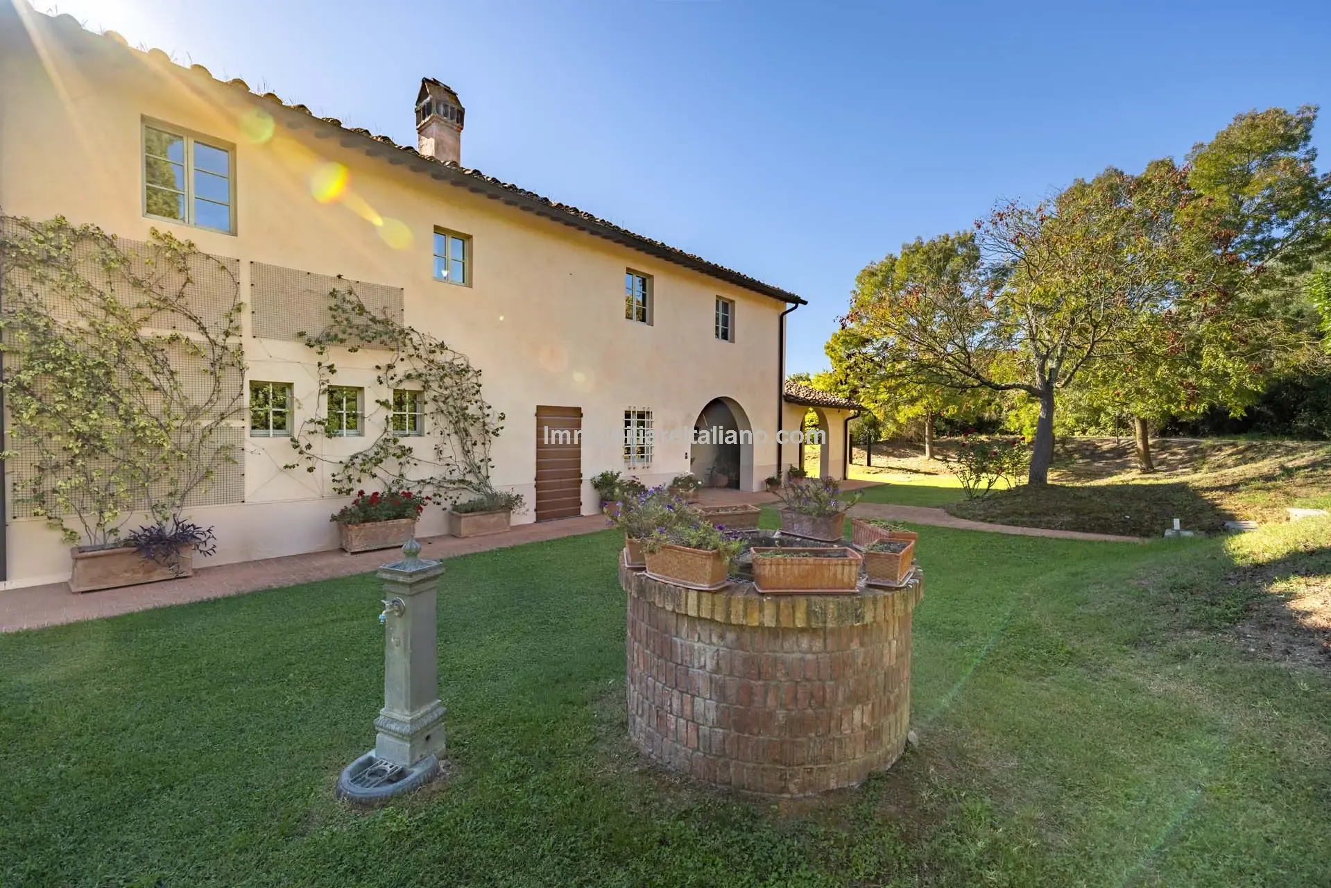 Expansive 5-Bedroom Country House with Gardens Near Vinci, Tuscany - View image 11 of 52