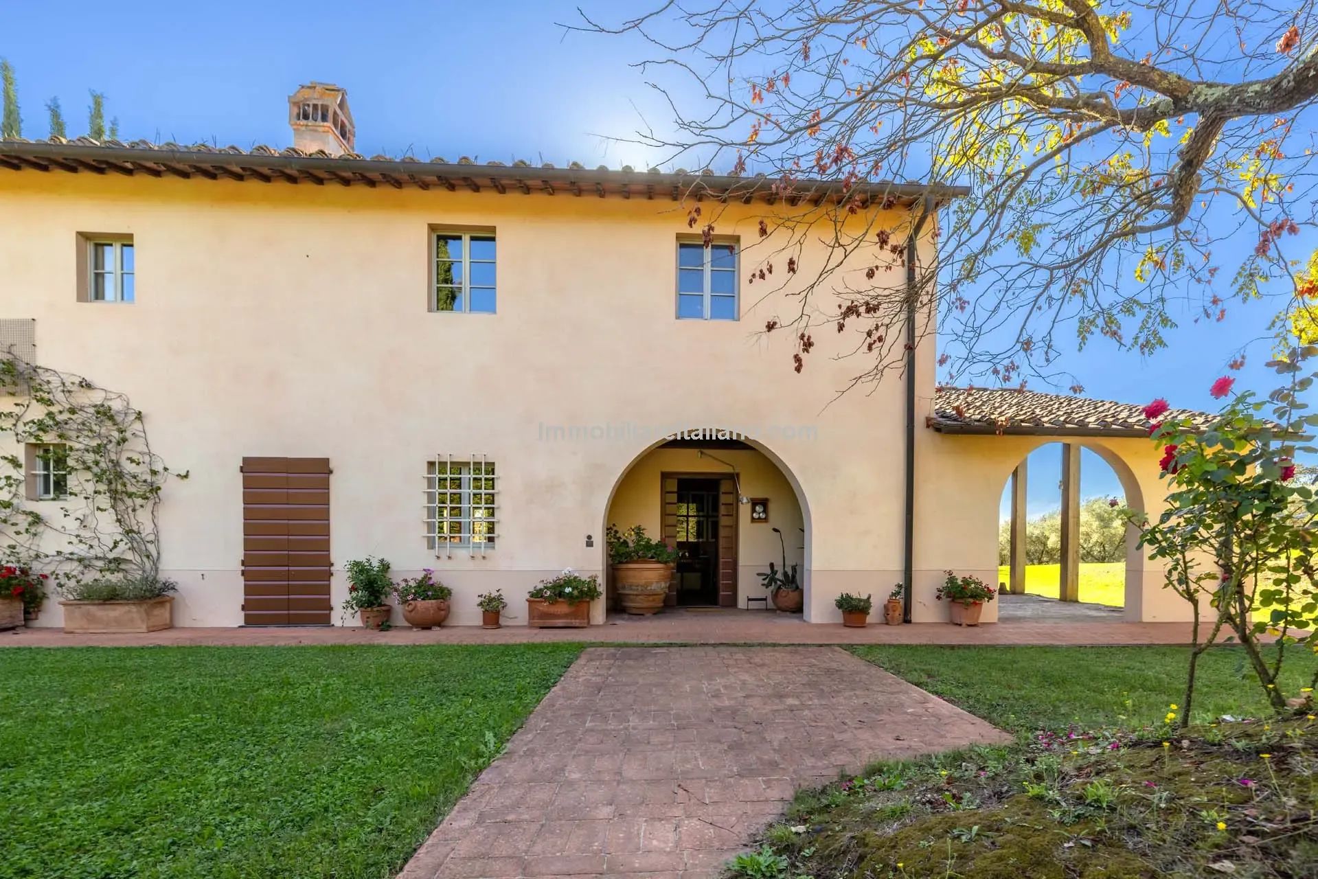 Expansive 5-Bedroom Country House with Gardens Near Vinci, Tuscany - View image 12 of 52