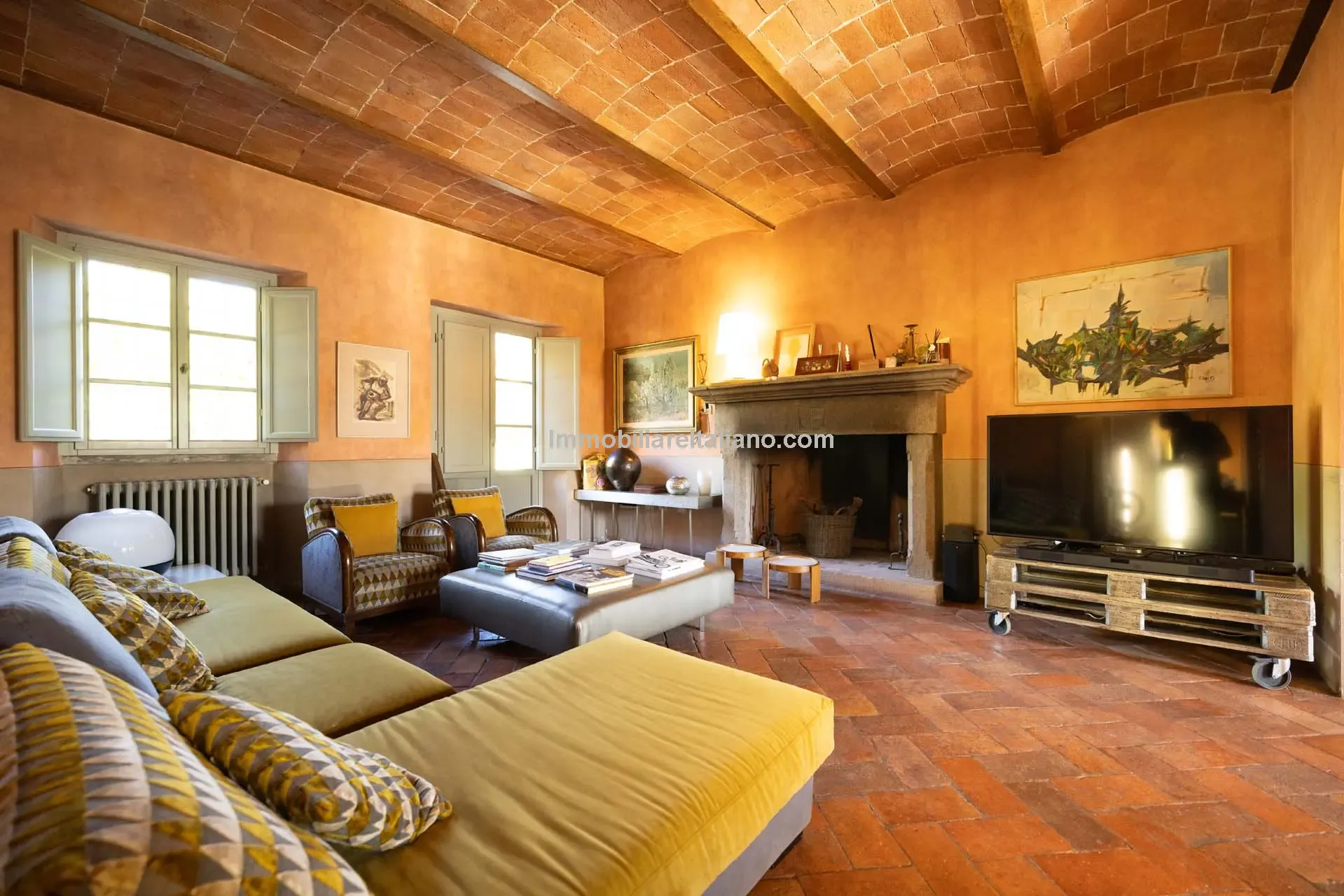 Expansive 5-Bedroom Country House with Gardens Near Vinci, Tuscany - View image 13 of 52