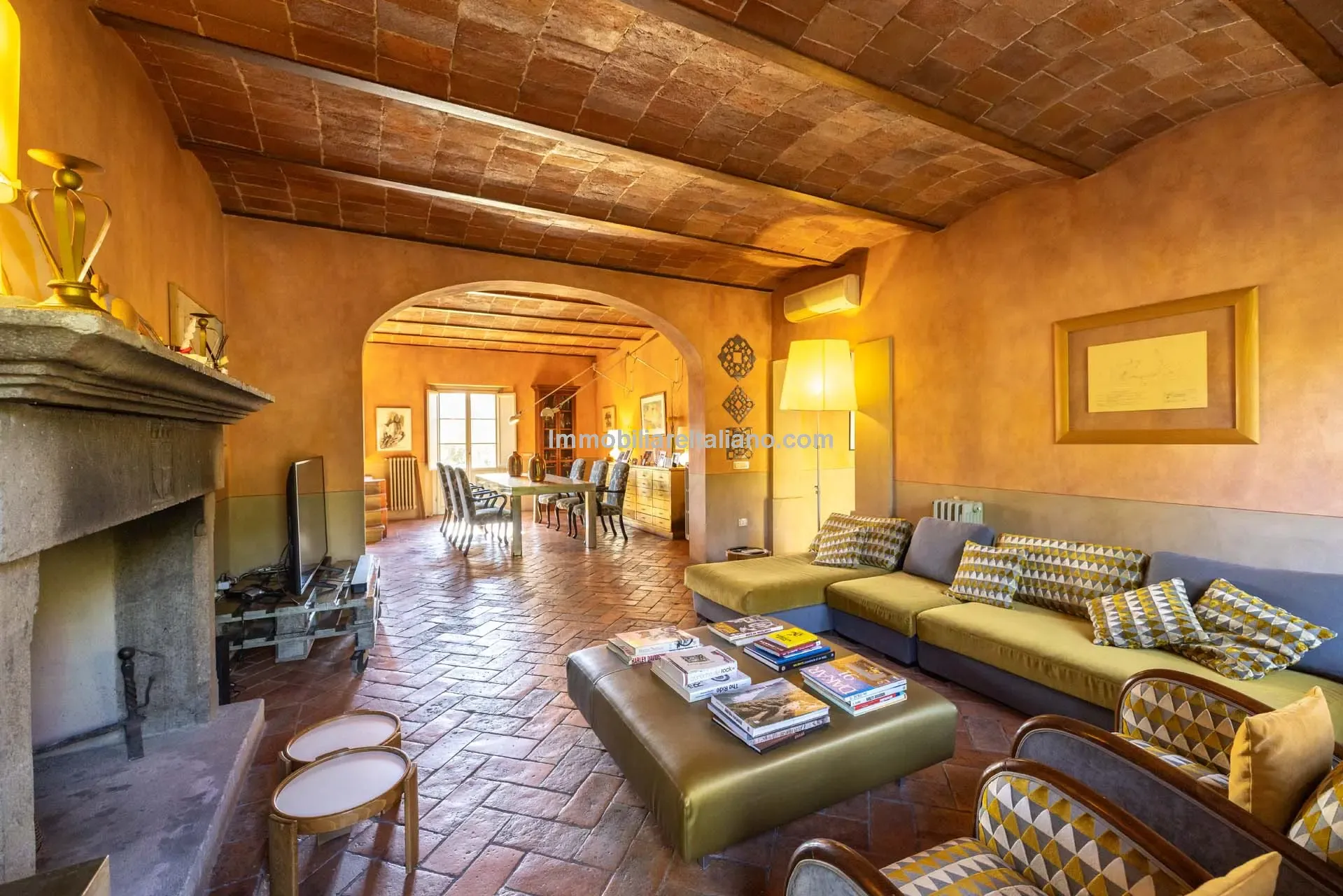Expansive 5-Bedroom Country House with Gardens Near Vinci, Tuscany - View image 14 of 52