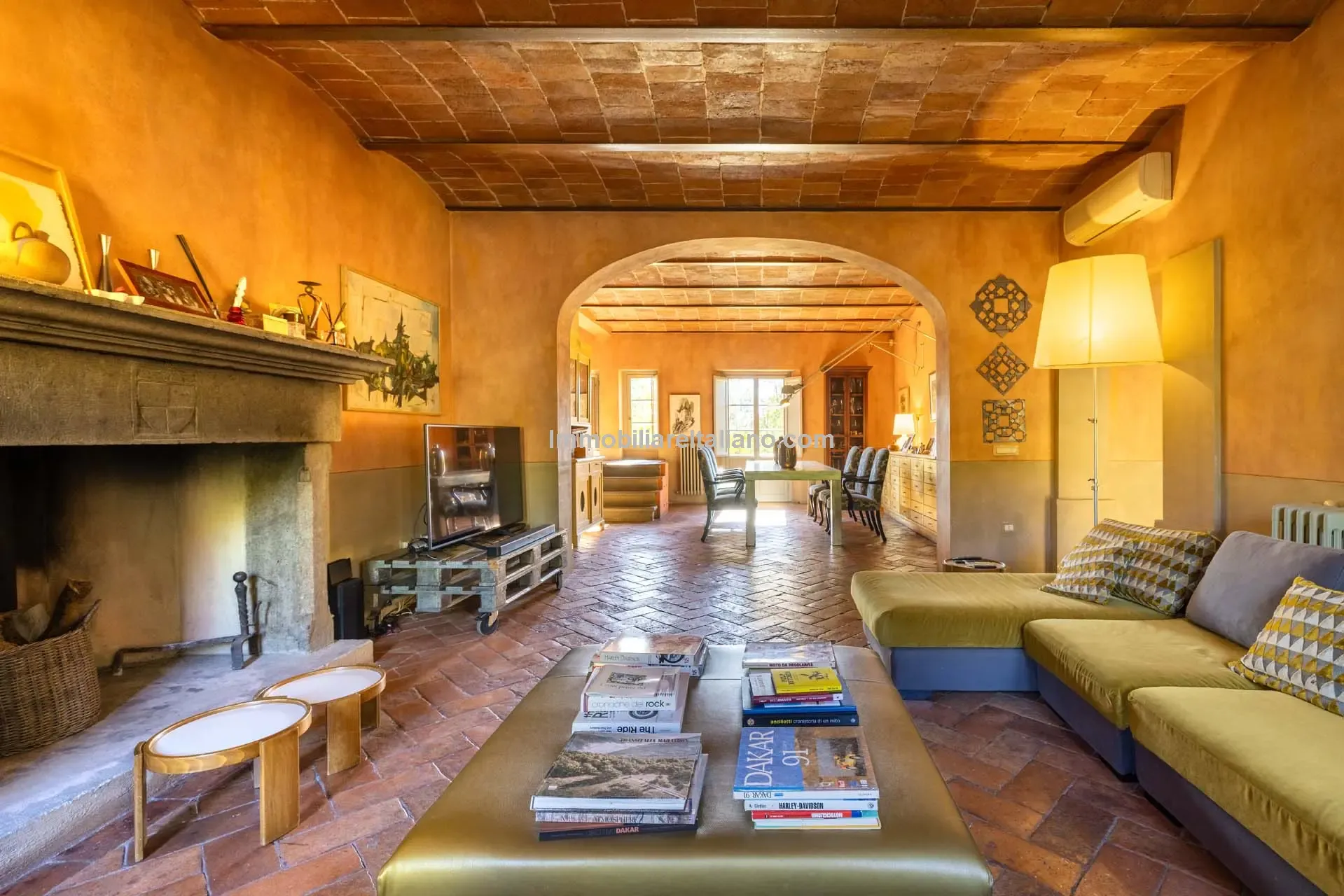 Expansive 5-Bedroom Country House with Gardens Near Vinci, Tuscany - View image 15 of 52
