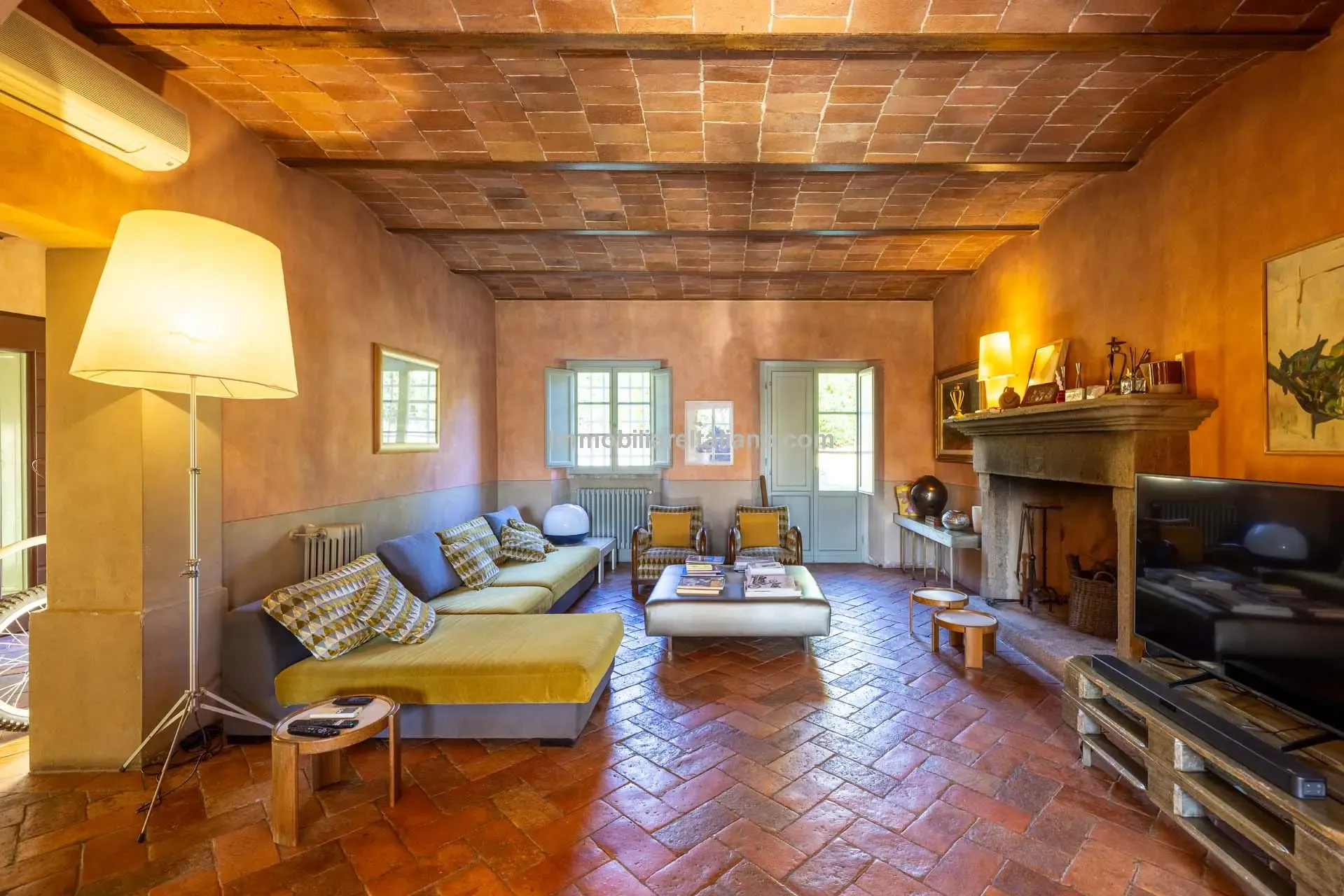 Expansive 5-Bedroom Country House with Gardens Near Vinci, Tuscany - View image 16 of 52