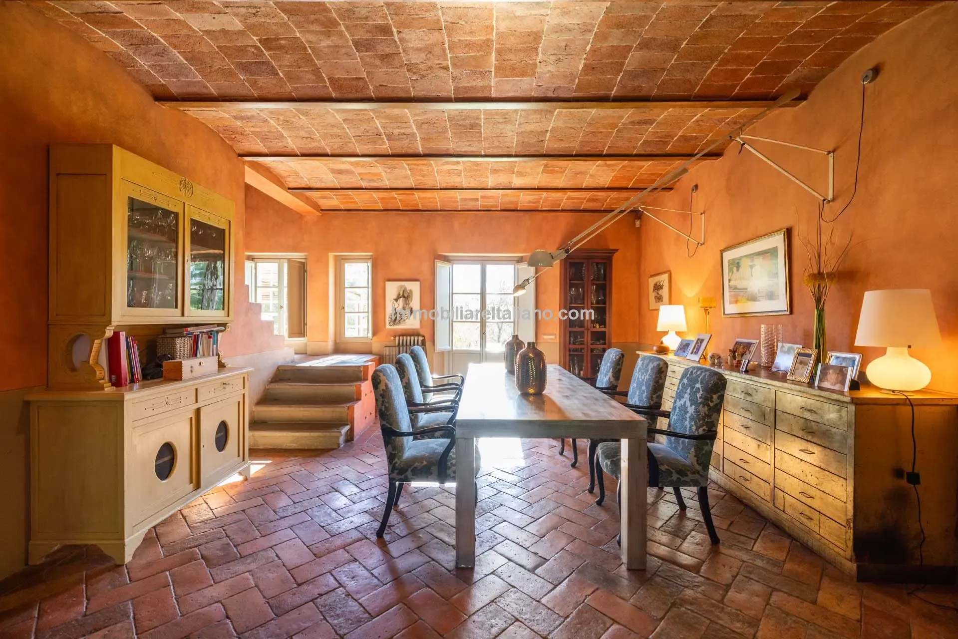 Expansive 5-Bedroom Country House with Gardens Near Vinci, Tuscany - View image 17 of 52
