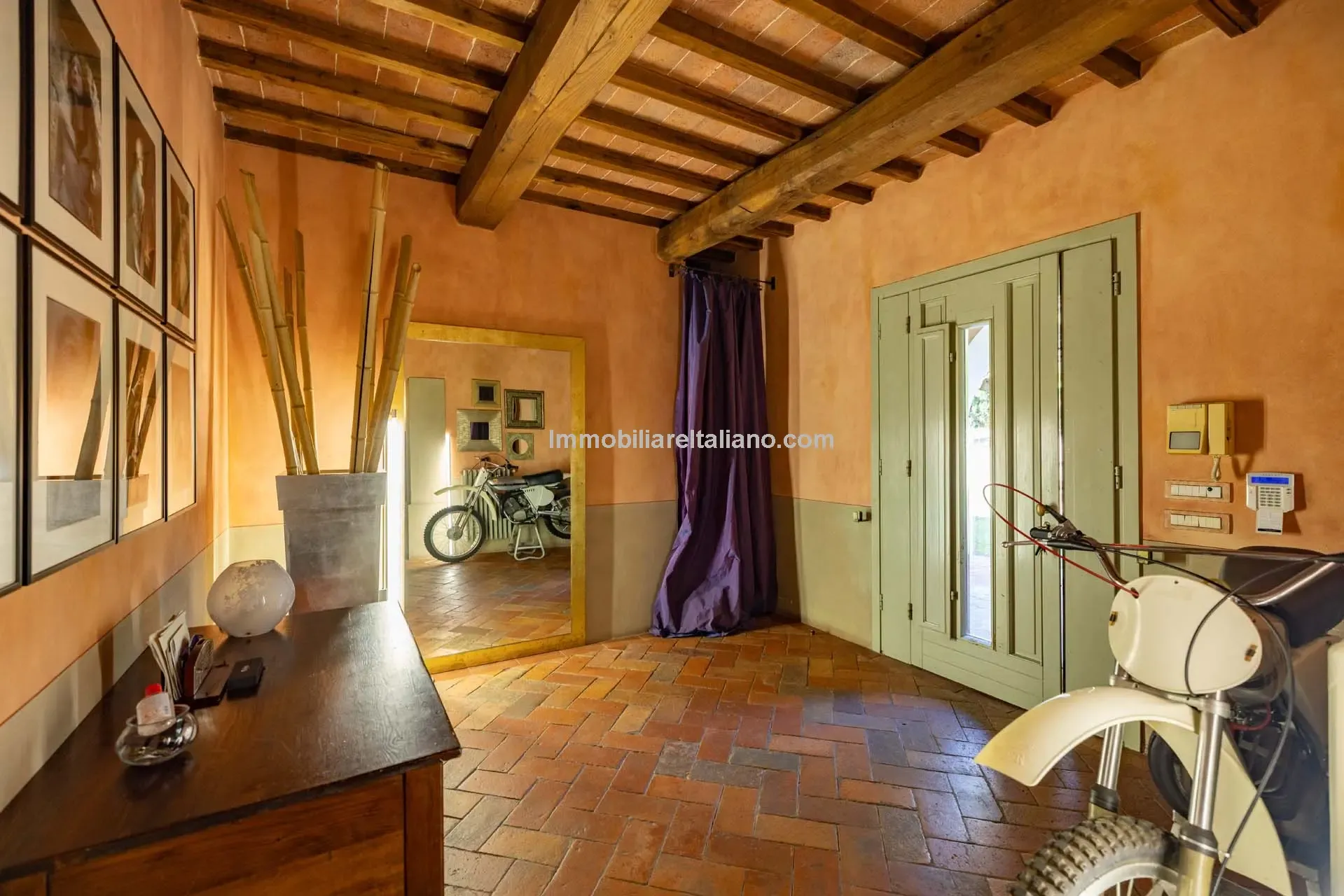 Expansive 5-Bedroom Country House with Gardens Near Vinci, Tuscany - View image 21 of 52